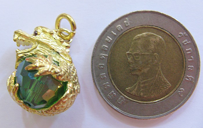 จี้มังกรถือลูกแก้วสีเขียวเข้มค่ะ