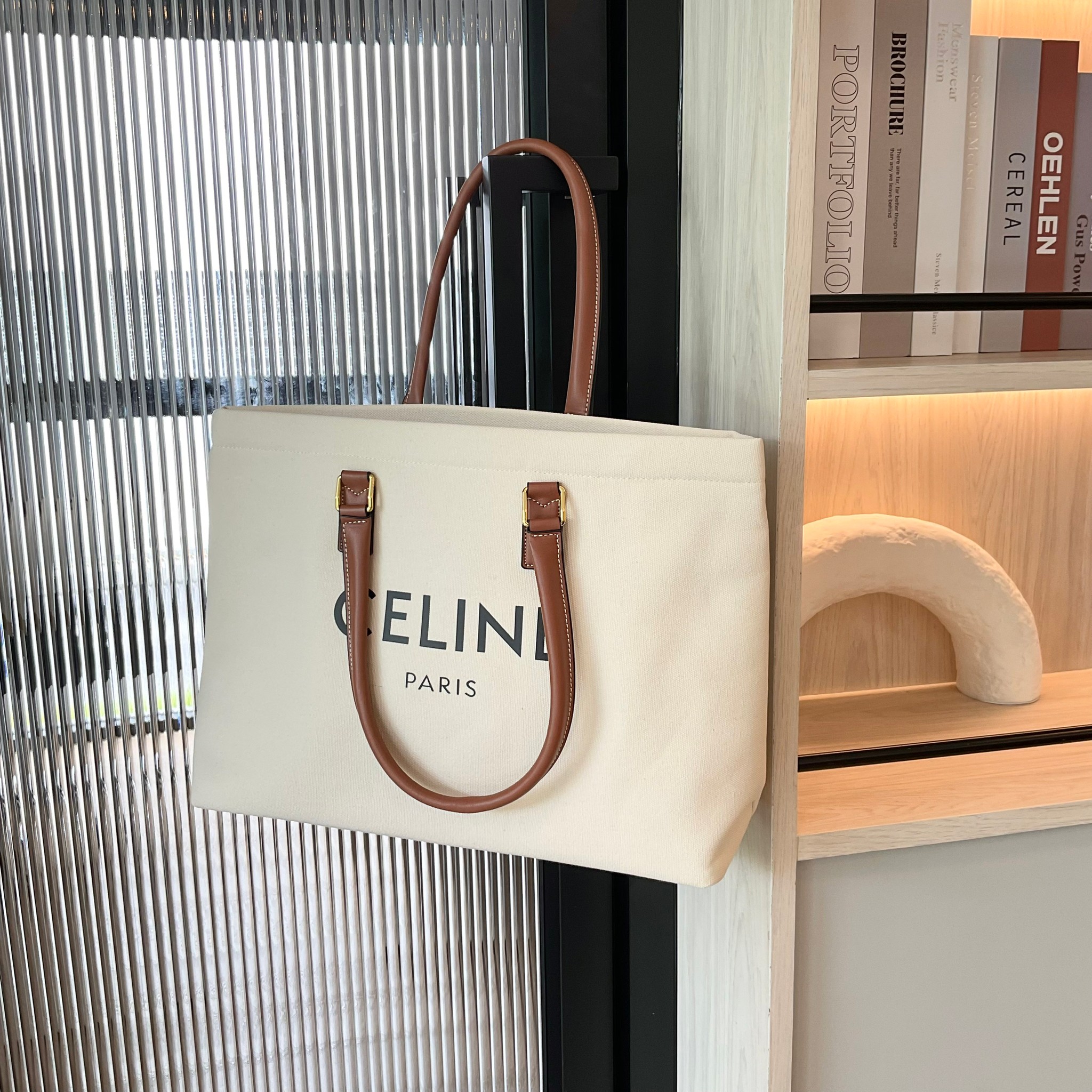 รุ่นขายดีในตำนาน! Celine Horizontal Cabas Canvas / CELINE TOTE BAG กำลังมาแรงในยุคปัจจุบันเลยทีเดียวเพราะด้วยขนาดและดีไซน์ของกระเป๋าแบบถุงกระดาษทรงสี่เหลี่ยมผืนผ้า