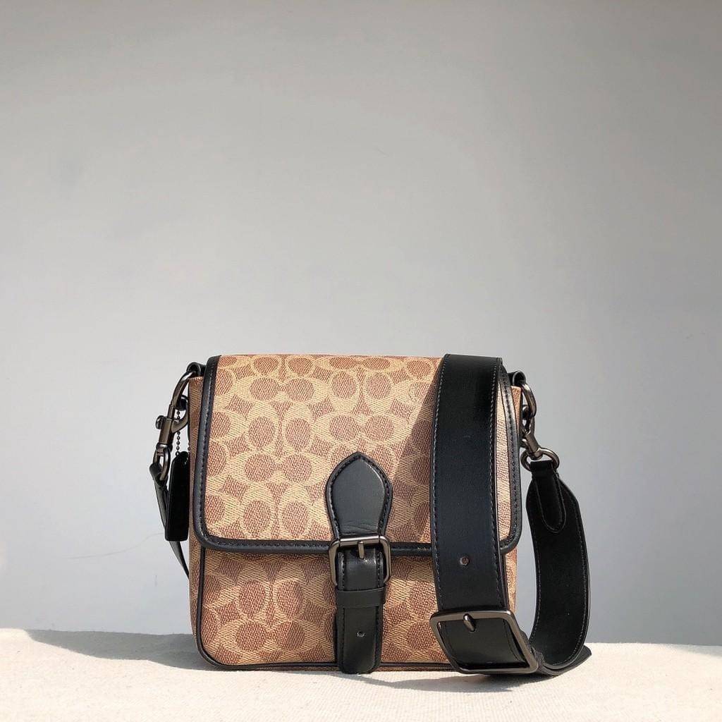 Coach Frankie Crossbody In Signature Canvas Leather Bag Sling CD877 กระเป๋าสไตล์แฮนด์ฟรีที่จัดระเบียบอย่างดีสำหรับการเดินทางหรือที่ทำงาน Frankie Crossbody ขนาดกะทัดรัดถือทุกสิ่งที่จำเป็นด้วยพื้นที่สำหรับโทรศัพท์ กระเป๋าสตางค์ กุญแจและอีกมากมาย ผลิตจากผ้าแ