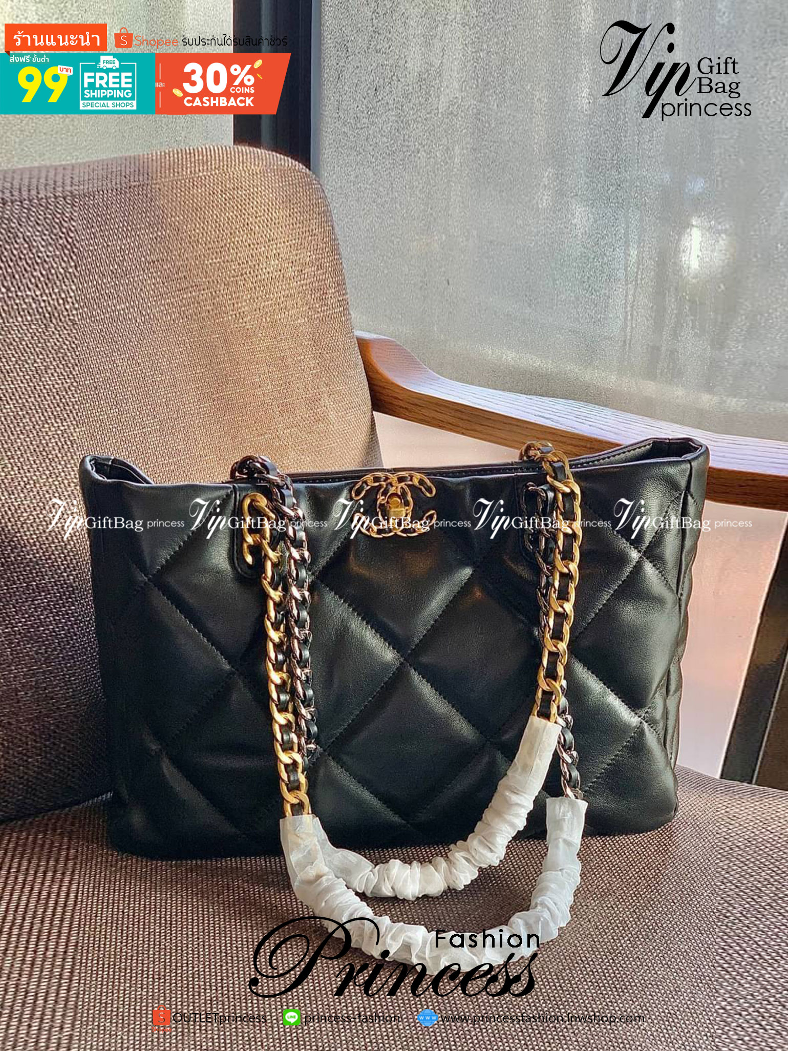CHANEL SHOPPING BAG พร้อมส่ง ใหม่ล่าสุด และที่สุดของที่สุด กระเป๋าหนังแกะสังเคราะห์อย่างดี ใบใหญ่ 📌หนังนุ่มมากๆ ลายนวม หนังมีความลื่นเงาค่ะ 🌟โดดเด่นด้วยโลโก้แบรนด์และสายสะพายไหล่ใช้โลหะอย่างดีแถมสวยและหรูมากๆเลย ภายในกระเป๋ากว้างใส่สัมภาระ