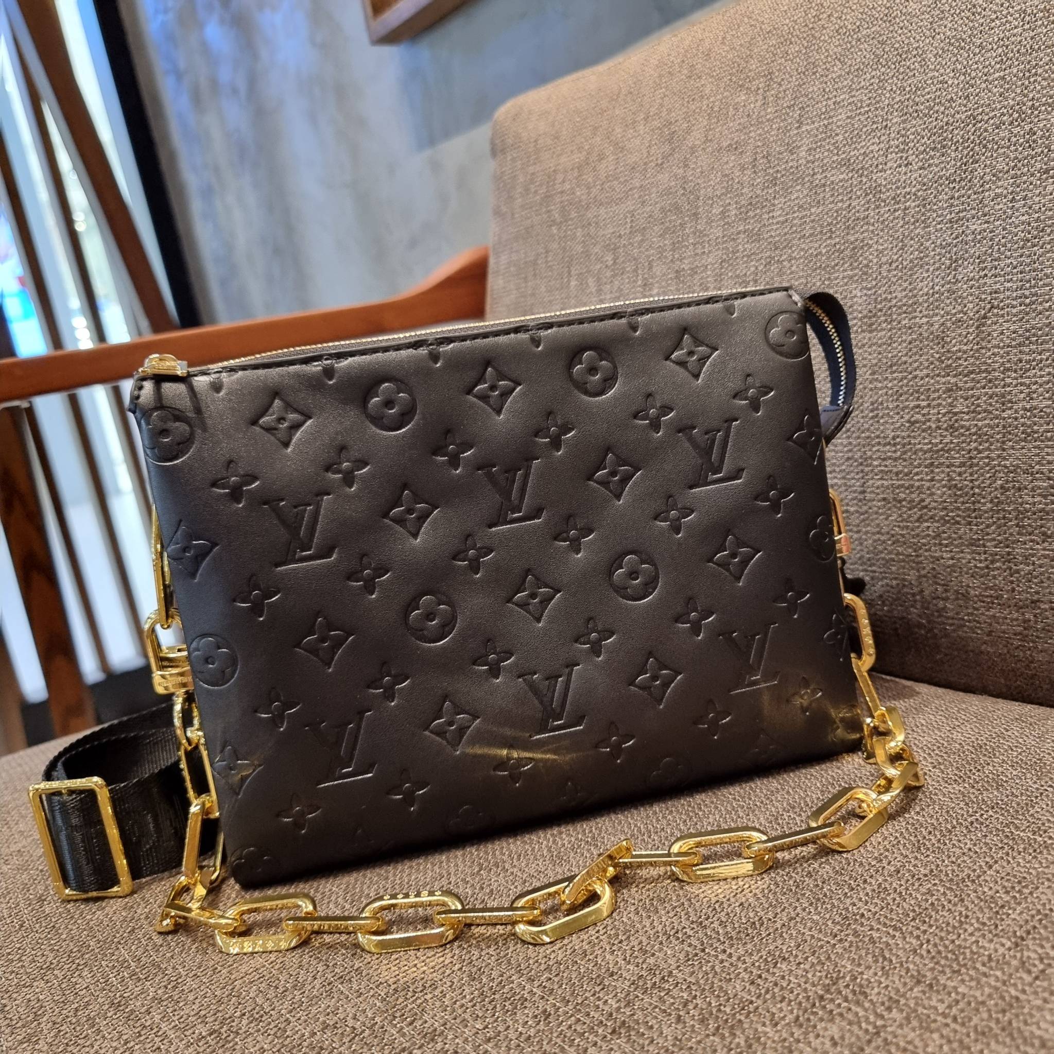 LV HANDLE POUCH MONOGRAM กระเป๋าสะพายกึ่งคลัชท์ สุดล้ำ ใหม่ล่าสุดมาแรงมาก ด้วยความสวยปังตั้งแต่แรกเห็น วัสดุหนังแกะปั๊มลายสวยคม มาพร้อมสาย 2 เส้น เลิศๆ มีสายโซ่ที่มีดีเทลละเอียดไม่ซ้ำ และสายสปอร์ตครอสบอดี้ ที่จะคล้องไว้ทั้งสองเส้นก็ดีงาม หรือสลับใช้ตามลุค