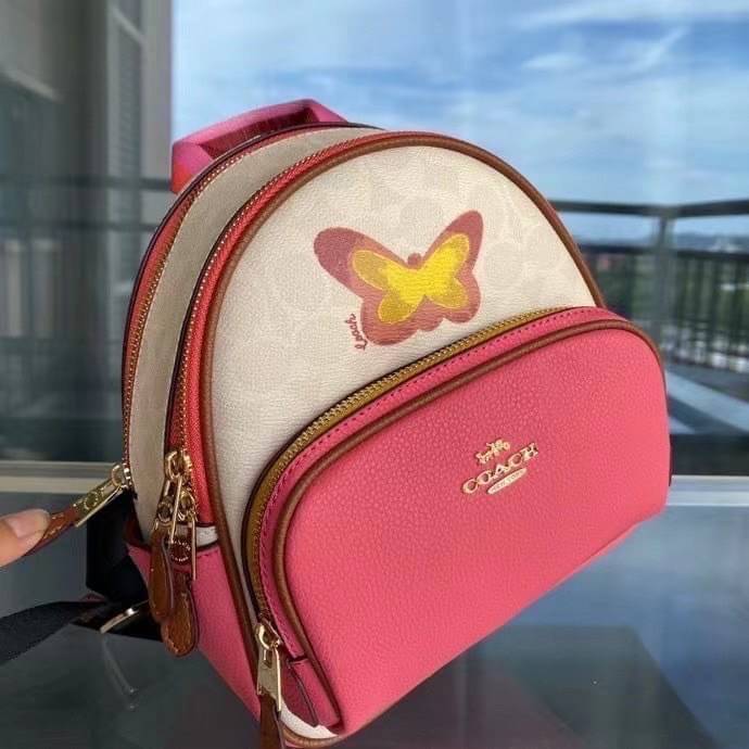 COACH Mini Court Backpack In Signature Canvas With Butterfly / With Radish C8259 C8257 🌈ต่อกันเลย สวยกันก่อน วางน้องไม่ลงเลยจริงๆค่าา😍 พร้อมส่ง! ยังไม่เข้าไทย กับกระเป๋าสะพายหลังแบบมีหูหิ้วในตัว บอกก่อนเลยว่าหนังของน้องทั้งนิ่ม ทั้งสวย อย่