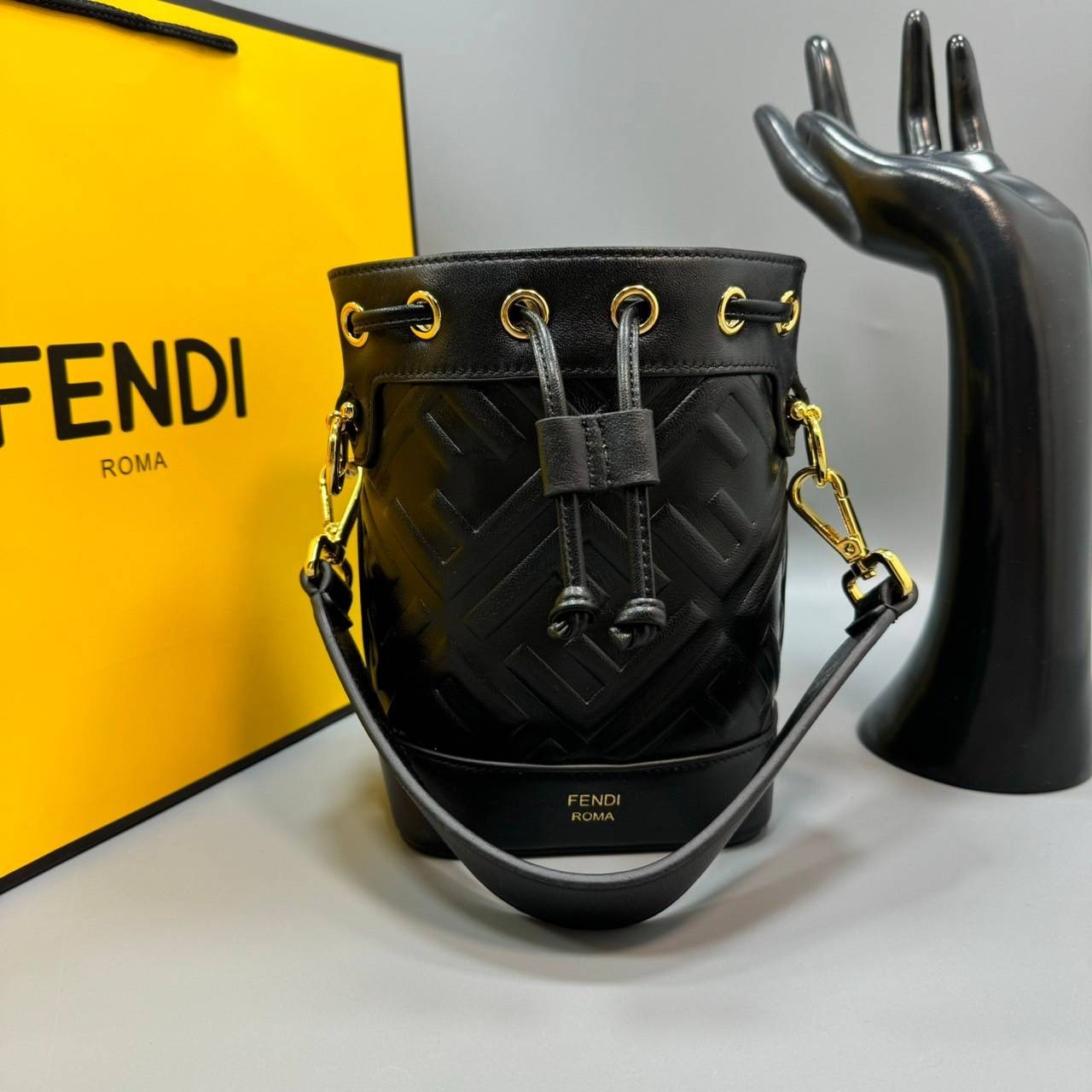 พร้อมส่ง 3 สี FENDI Mon Tresor Black leather mini-bag / FENDI Bucket Bag กระเป๋าสะพายทรงบัคเก็ตงานหนังเต็มใบ ไซส์มินิ เกรดออริ สลับแท้ 1:1