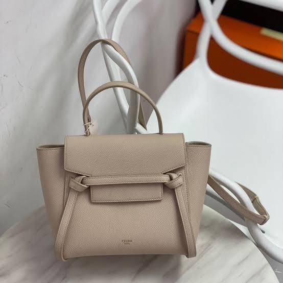 Celine NANO BELT BAG กระเป๋ารุ่น Belt Bag จาก CELINE เป็นกระเป๋าถือที่มีสไตล์มินิมอล และดูเรียบง่าย แต่หรูหรา ครองใจสาวก CELINE ได้เป็นอย่างดี โดยรวมแล้วรูปทรงของกระเป๋าถือว่าออกแบบมาได้อย่างพอดี ไม่มากหรือน้อยจนเกินไป คือช่วยให้คุณดึงดูดสายตาของผู้คนให้ม