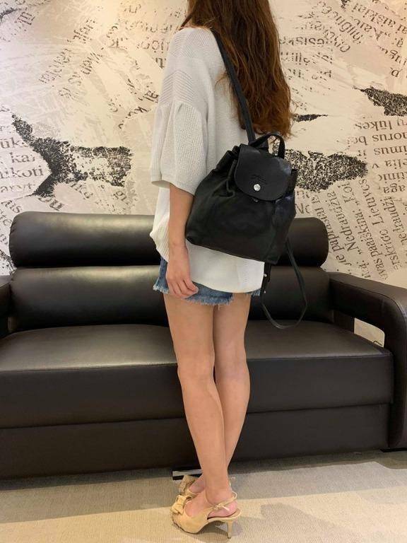 Longchamp Le Pliage Cuir Xs Leather Backpack แบรนด์ติดเทรนด์ตลอดไม่เคยเปลี่ยนกับ ทรง Le Pliage Cuir หนึ่งในตระกูลกระเป๋าสุดไอคอนิกจากแบรนด์ เมื่อรุ่น Le Pliage Cuir ในรูปแบบของหนังแกะ Metis ได้ถือกำเนิดขึ้นในปี 2012 เป้ที่มีการจัดการปรับดีไซน์ให้มีขนาดกำล
