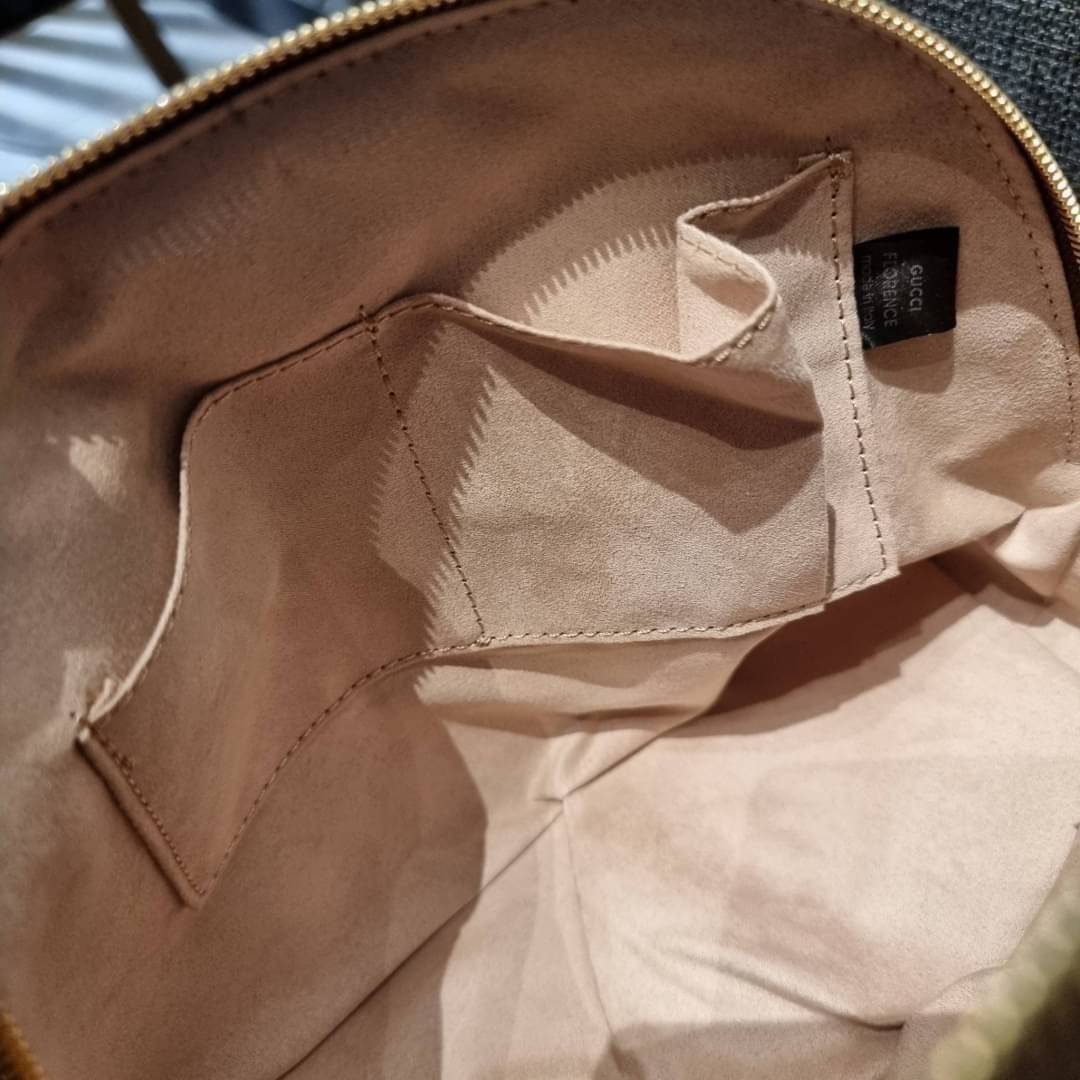 GC CLASSIC SATCHEL BAG กระเป๋าถือ/สะพายทรงโดม รุ่นหายาก สวยคลาสสิค แถมฟรี!! โบว์ผ้าลายแบรนด์ สำหรับตกแต่งหูกระเป๋า ผูกเป็นโบว์ หรือพันถนอมหูกระเป๋าก็เพิ่มดีเทลความหรูได้ วัสดุหนังแคนวาส ดีไซน์แถบคาดโดดเด่น เปิด-ปิดกระเป๋าด้วยซิป หัวซิปตัว G อะไหล่สีทอง เล