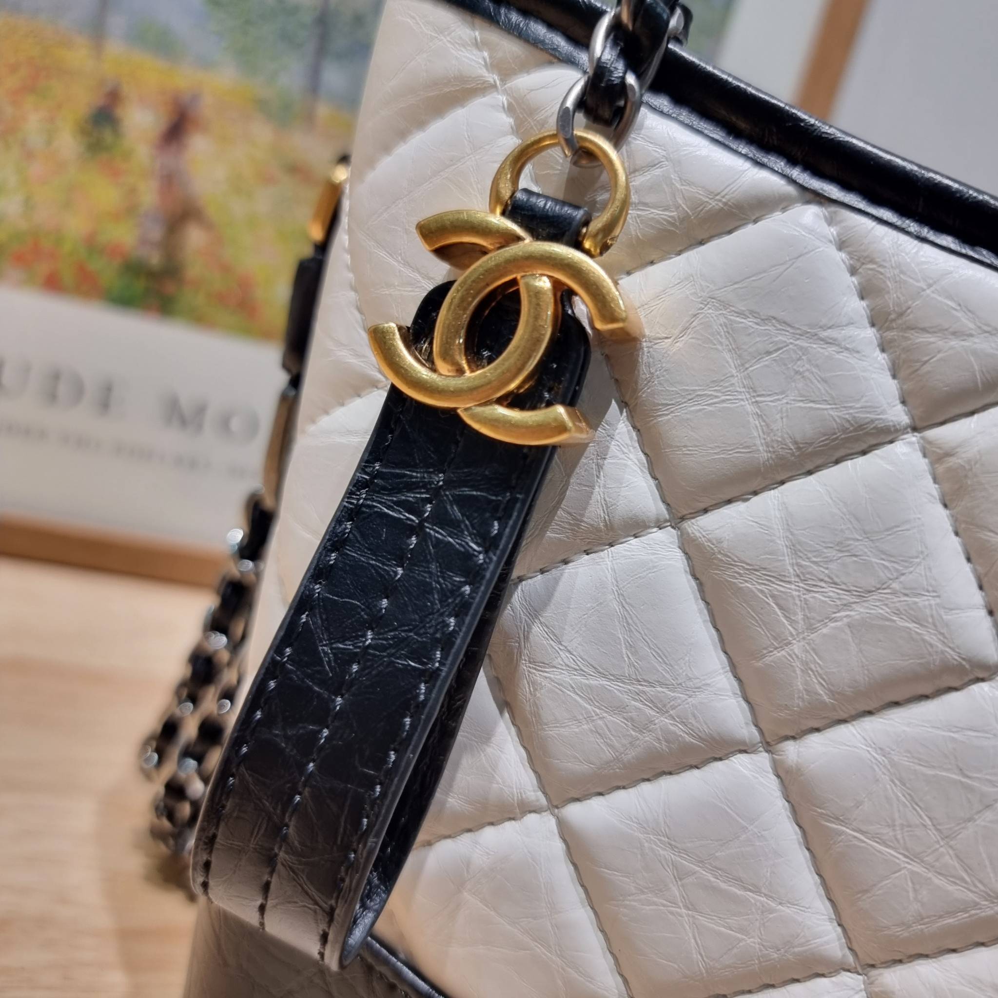 CHANEL Gabrielle Bag Medium สวยคลาสสิค No.1 ต้องยกให้ไอเท็มนี้เท่านั้น กับกระเป๋าสะพายซิกเนเจอร์ ดีไซน์ไม่เหมือนใคร เป็นเอกลักษณ์