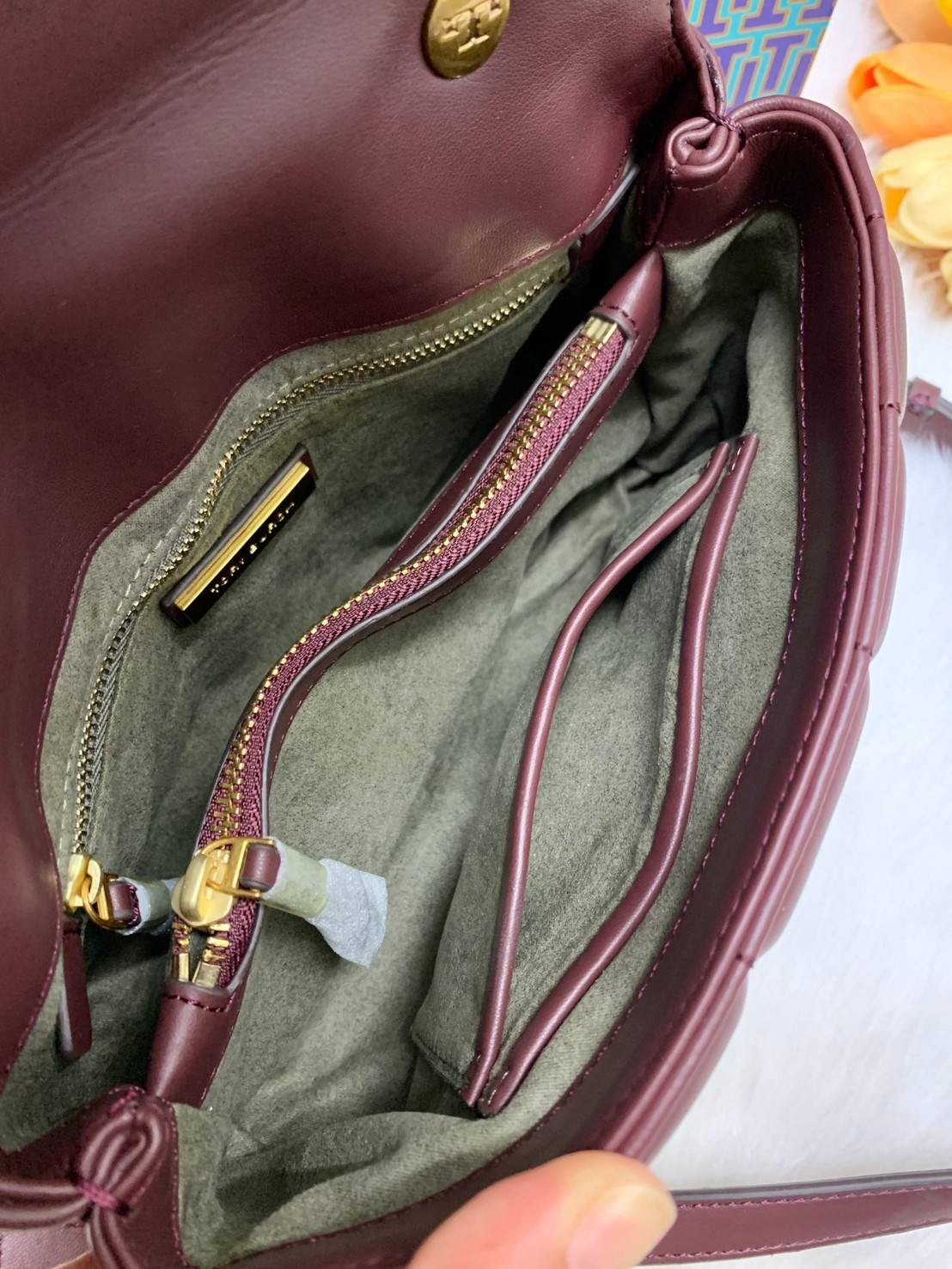 TORY BURCH KIRA QUILTED SMALL BAG พร้อมส่งที่ไทย ไม่ผิดหวังแน่นอนค่ะ! กระเป๋าหิ้วหรือสะพายข้างได้ วัสดุหนังแกะแท้ทั้งใบ ((หนังแกะจะมีคุณภาพดีเงานิ่มและแพงกว่าหนังวัวจ้า)) หนังนิ่มสวยงามมากๆค่ะ เปิดปิดกระเป๋าแบบหมุนล็อคแบบโลโก้แบรนด์ ใช้อะไหล่คลาสสิคดูหรูเ