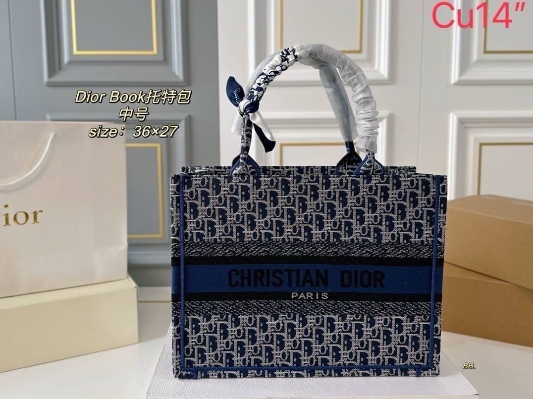 DIOR Book Tote Oblique denim jacquard กระเป๋าทรงโท้ทรุ่นใหม่ งานเดนิม โทนสีเป็นเอกลักษณ์ได้อย่างลงตัว คมชัดสวยงามและหรูหราในตัว ใช้งานง่าย ด้านในกระเป๋ากว้างมาก จุของได้สบายๆ