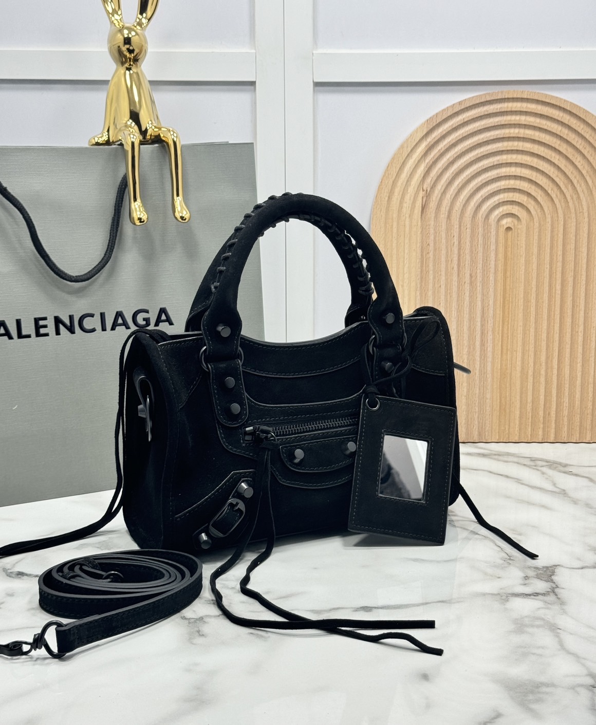 ORI หนังแท้ | Balenciaga Le City suede bag กระเป๋าถือ/สะพายข้างดีไซน์โดดเด่นสวยเท่ล้ำสมัย ใหม่ล่าสุดงานหนังกลับที่สุดแห่งความไอคอนิกไม่เหมือนใคร มีกิมมิคและลูกเล่นแพรวพราว