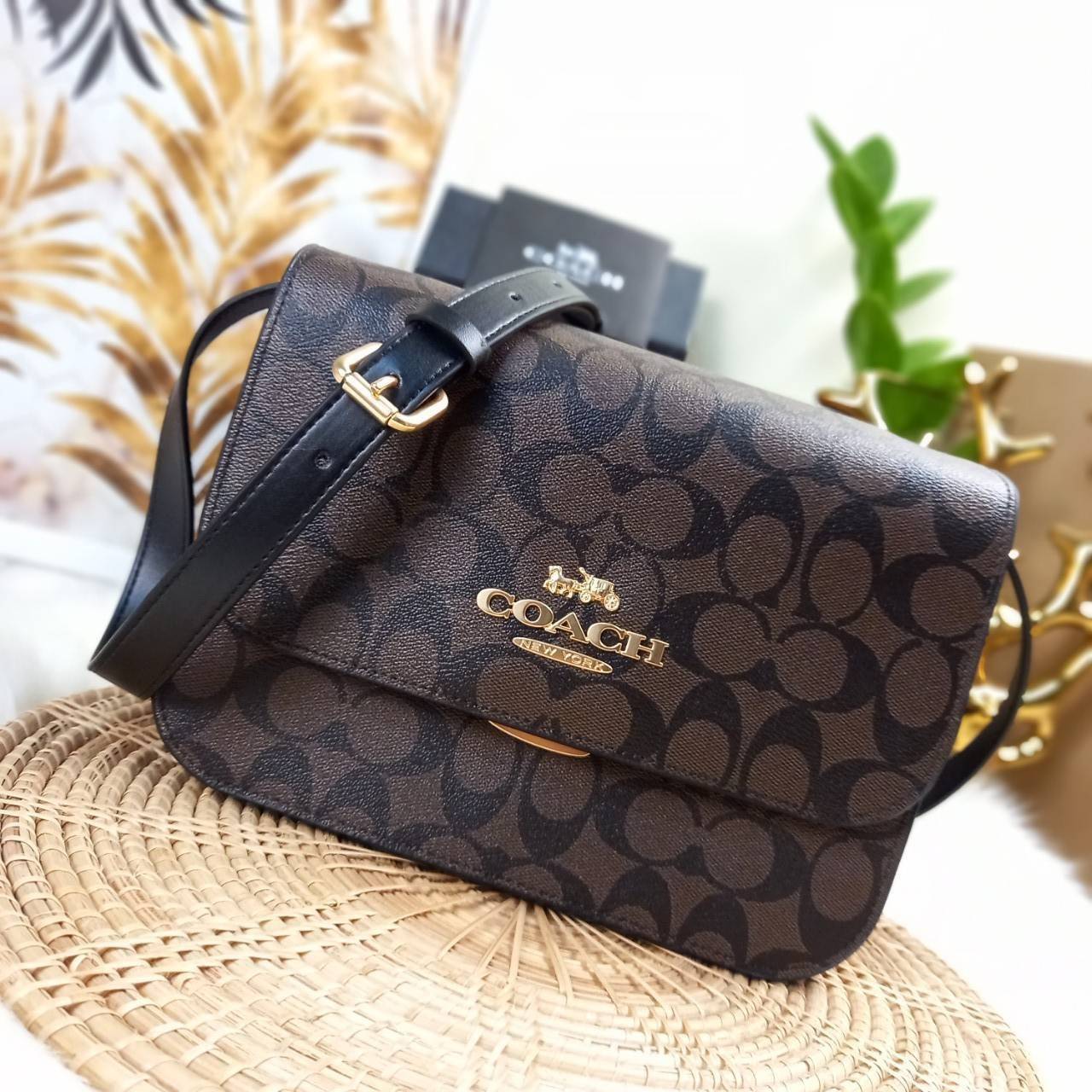 COACH BRYNN FLAP CROSSBODY IN SIGNATURE CANVAS (COACH C5633)🍁สวยหรู ทะลุ เกินเบอร์มาก//กระเป๋าสะพายข้าง หรือจะถือเป็นครัชก็เก๋แบบเลิศๆ>> มีสายยาวถอดได้ ปรับระดับได้ //วัสดุหนังแคนวาส ตกแต่งดีเทลหรูด้วยหนังแท้ และอะไหล่สีทอง งานสวย คมกริบ //เ