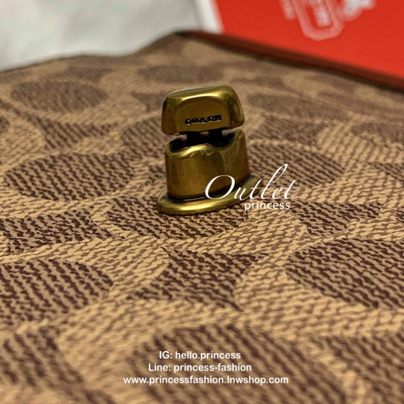 Coach Turnlock Flap Square Pouch in Signature Leather Bag ❤️สวยวินเทจมากๆค่ะ กระเป๋าสะพายแบบครอสบอดี้ร์//สะพายข้าง วัสดุหนังแท้ หนังนิ่มไม่แข็งทื่อนะคะ😘 ลายC ตัดขอบหนังเรียบ เปิดปิดกระเป๋าแบบหมุนล็อค ภายในในโล่ง กว้าง ใส่ของได้จุ มีช่องซิปใ