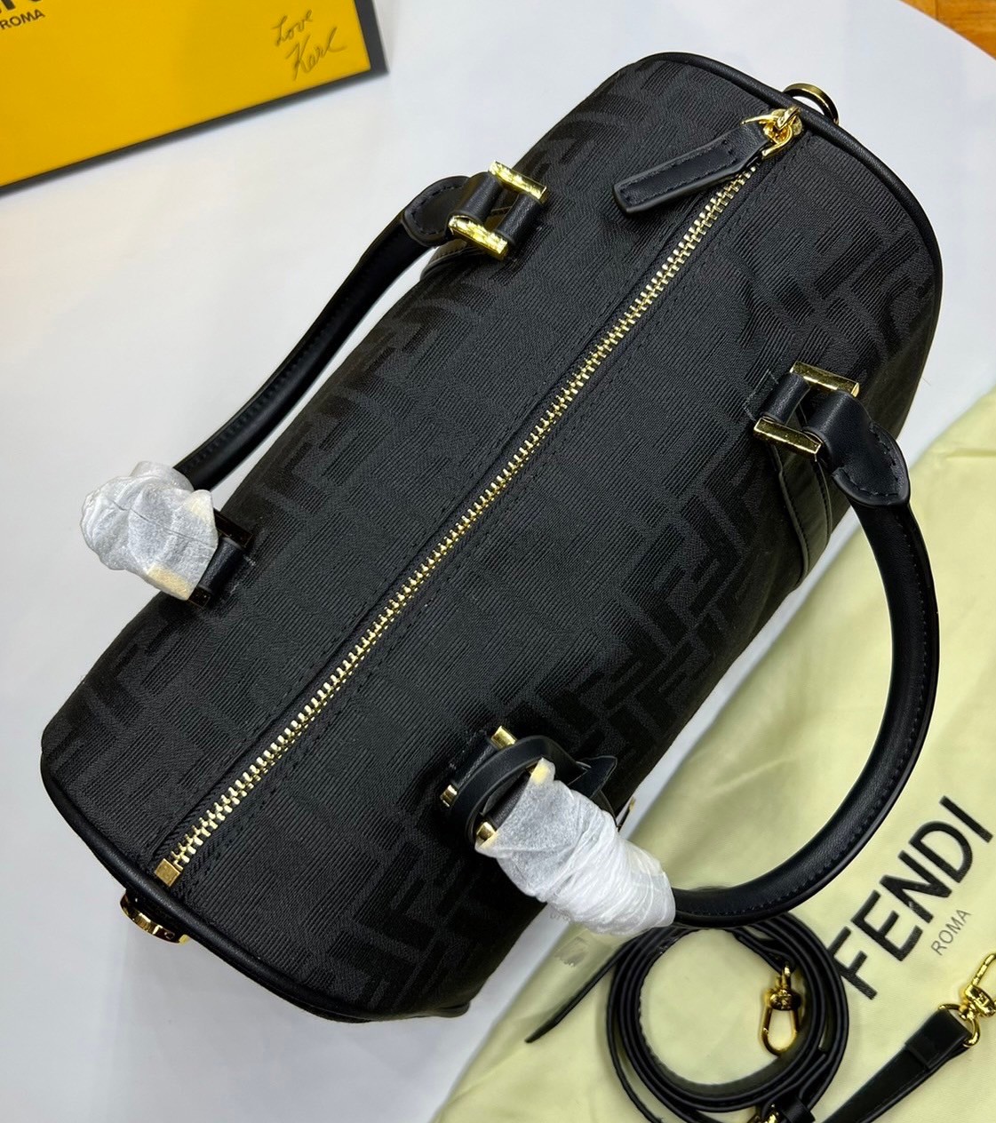 หนังแท้ Fendi Keepall 30 cm / Fendi Travel Bag / Fendi Boston Vintage Bag พร้อมส่งที่ไทย Tobacco Zucca Canvas and Gold hardware. กระเป๋าเดินทางใบใหญ่กำลังดี ภายในโล่งกว้าง จุของได้เยอะ พร้อมส่งที่ไทย ภาพสินค้าถ่ายจากงานขายจริง ใช้งานต่างประเทศได้