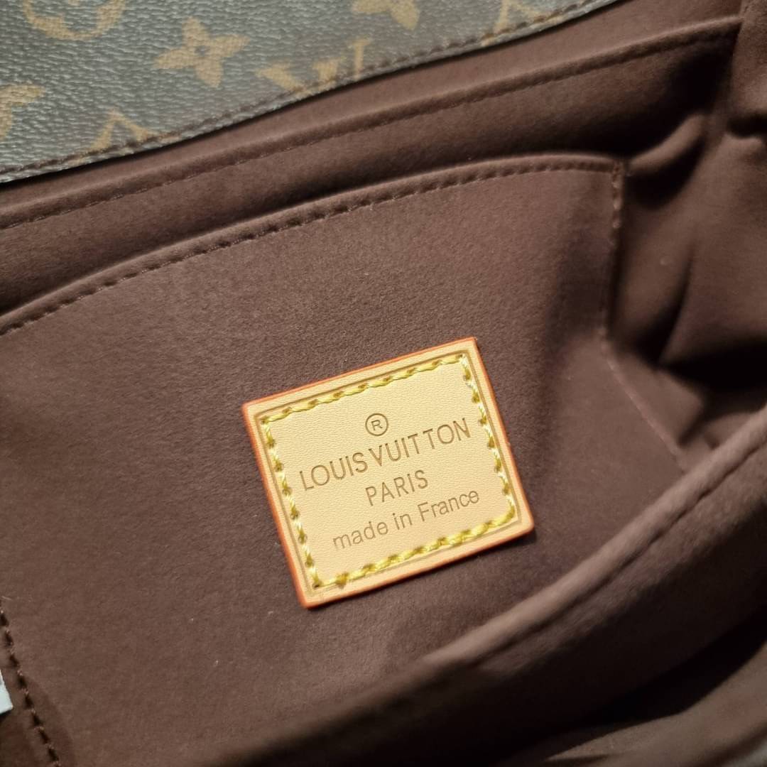 ยกระดับให้ตัวเอง กับไอเท็มสุดเลิศ ที่สาวๆตามหา LV pochette metis กระเป๋าถือ/สะพายทรงสวย คลาสสิค ดีไซน์เรียบง่าย แต่แฝงความหรู วัสดุหนังแคนวาสคุณภาพดี เปิดปิดด้วยตัวบีบล็อค ด้านหลังมีช่องซิปแยก ภายในซับสวยงามมาก ดูแพงที่สุด แบ่งสัดส่วนดูเหมาะ น่าใช้จริงๆ ส