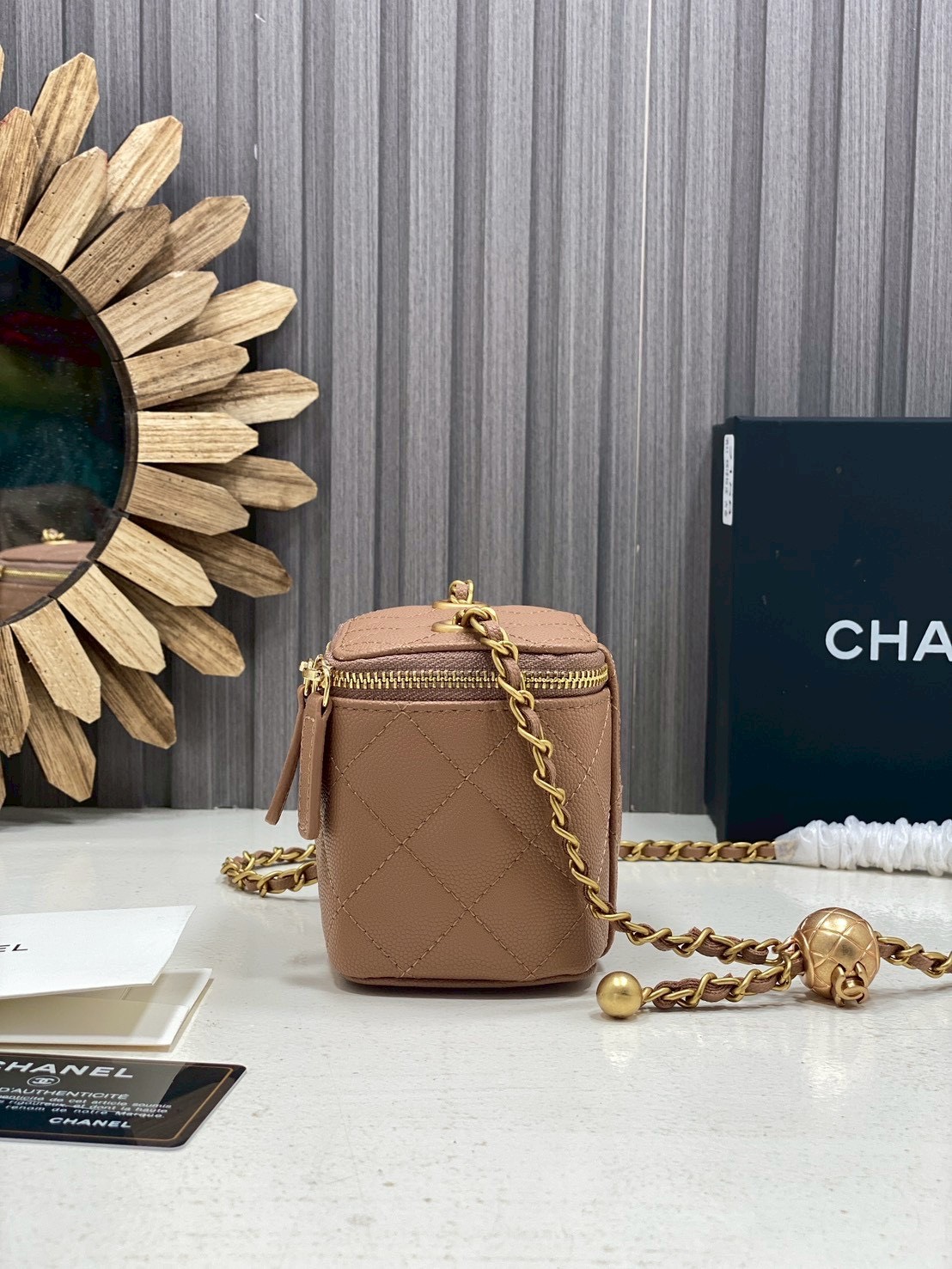 ORI หนังแท้ | Chanel Small Vanity with Chain กระเป๋าสะพายทรงวานิตี้ใบเล็กน่ารัก ดีไซน์เรียบหรู ใส่เครื่องสำอางค์หรือของใช้จุกจิกได้ น่ารักน่าใช้ สวยหรูดูแพง ลุคคุณหนูสายคิ้วควรมีค่า