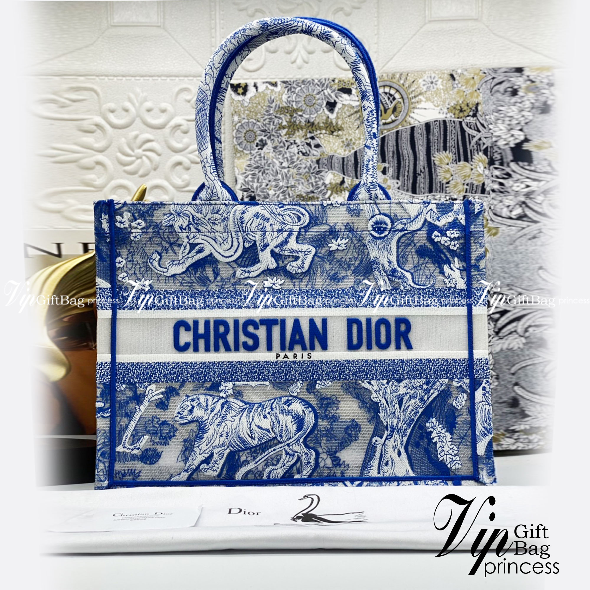 DIOR Book Tote Fluorescent Blue Toile de Jouy Reverse Embroidery เกรดออริจินอล ภาพสินค้าถ่ายจากงานขายจริงใช้งานต่างประเทศได้