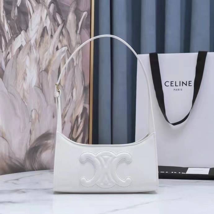 หนังแท้ CELINE SHOULDER BAG CUIR TRIOMPHE IN SMOOTH CALFSKIN ภาพสินค้าถ่ายจากงานขายจริง ใช้งานต่างประเทศได้