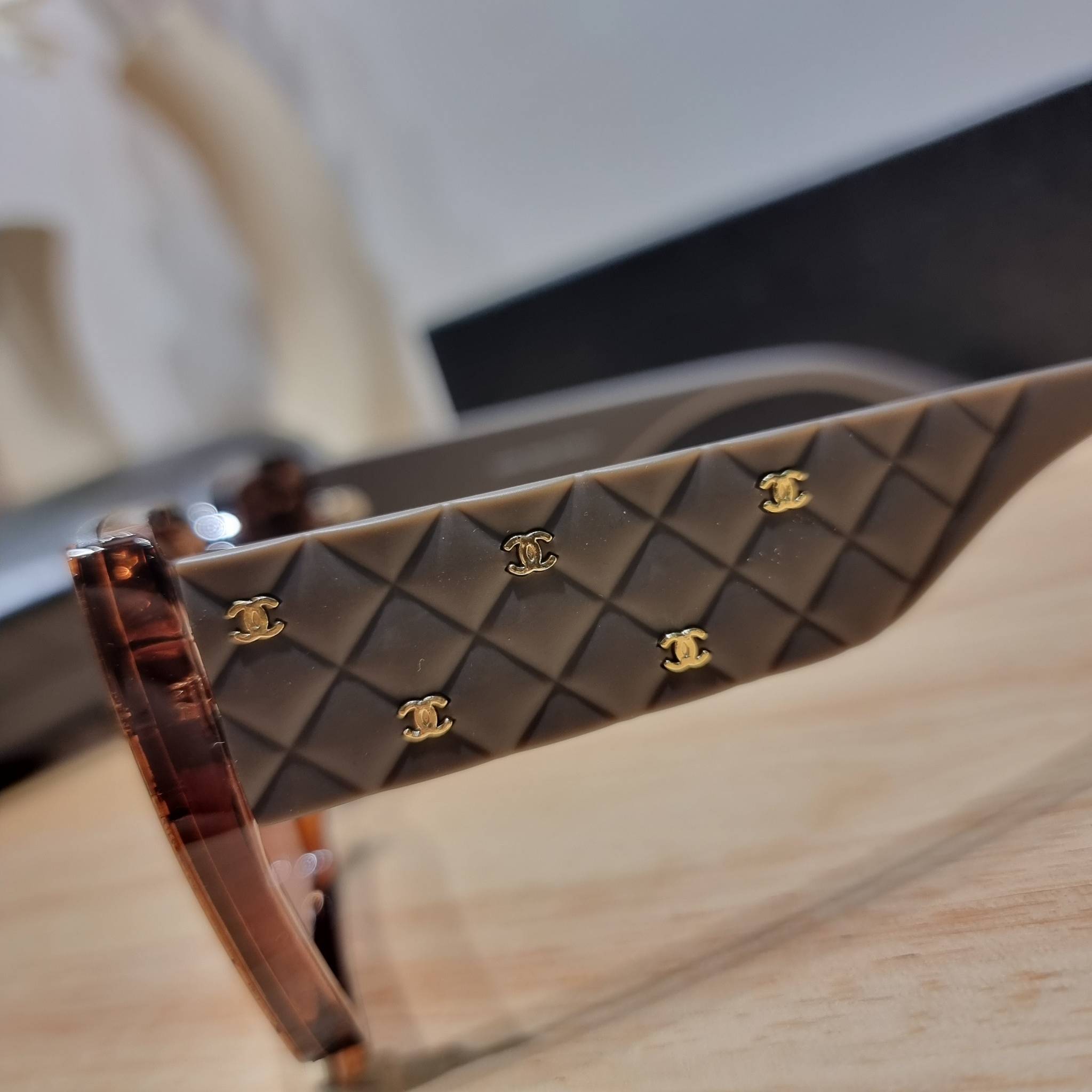 Chanel Sunglasses UV protection gift Box set สุดคุ้ม มาพร้อมอุปกรณ์ครบเซ็ท ดีไซน์ชิคมากแม่!! รับรองไม่ซ้ำใคร ใส่เสริมโหงวเฮ้ง ดูผู้ดี มีพกติดตัวไว้ไม่ตกเทรนด์ ใช้ได้ทุกโอกาส