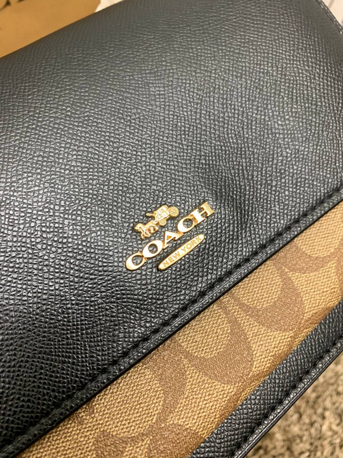 พร้อมส่งถึง8สี ห้ามพลาดค่ะ! COACH KLARE CROSSBODY BAG ((91019//91174//90400//1424//90635)) พร้อมส่งที่ไทย กระเป๋าสะพายครอสบอดี้ร์หรือสามารถทบเป็นสายคู่คล้องไหล่ได้ด้วยค่ะ หนังแท้ แต่ละสีทำลายหนังได้สวยงามแตกต่างกันออกไปนะคะ ✔️ห้อยด้วยป้ายแบรนด์แบบโ