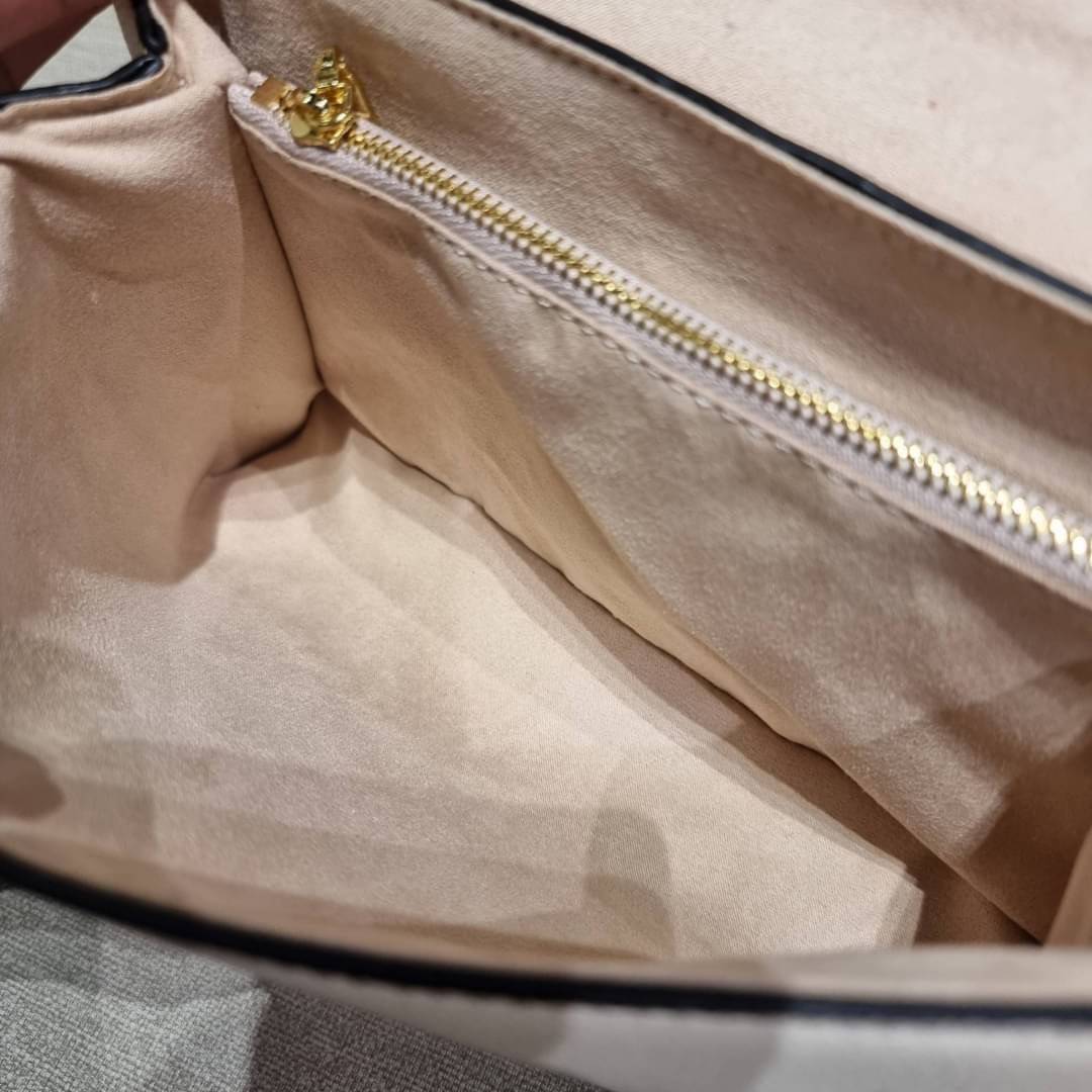 VIP 🥂 LV MADELEINE BAG ใหม่ล่าสุด อีกหนึ่งรุ่นคลาสสิคหายาก ที่สาวๆรอคอย กระเป๋าถือ/สะพายข้าง ดีไซน์เรียบง่าย แต่เต็มไปด้วยดีเทลความหรู วัสดุหนังวัวปั๊มลายเอกลักษณ์ เปิด‐ปิดด้วยอะไหล่กดล็อคสีทองหรู และมีพวงหนังห้อยพิเศษแถมมาให้ด้วย ภายในแบ่งสัดส่วน