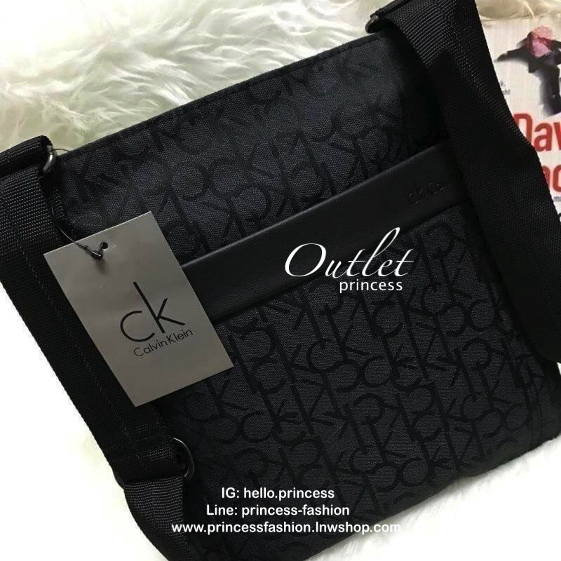 CALVIN KLEIN JEANS CROSSBODY BAG กระเป๋าสะพาย Ck Jeans รุ่นLimited Edition จาก Calvin Klein Jeans วัสดุ Canvas + Polyester 100% คุณภาพดีเนื้อหนาพิมพ์ลาย Ckรอบใบ ด้านหน้ามีโลโก้ Calvin Klein พร้อมช่องซิป1ช่อง เปิดปิดด้วยซิปเดียว ภายในมีโลโก้เเละช่องซิป ขนา