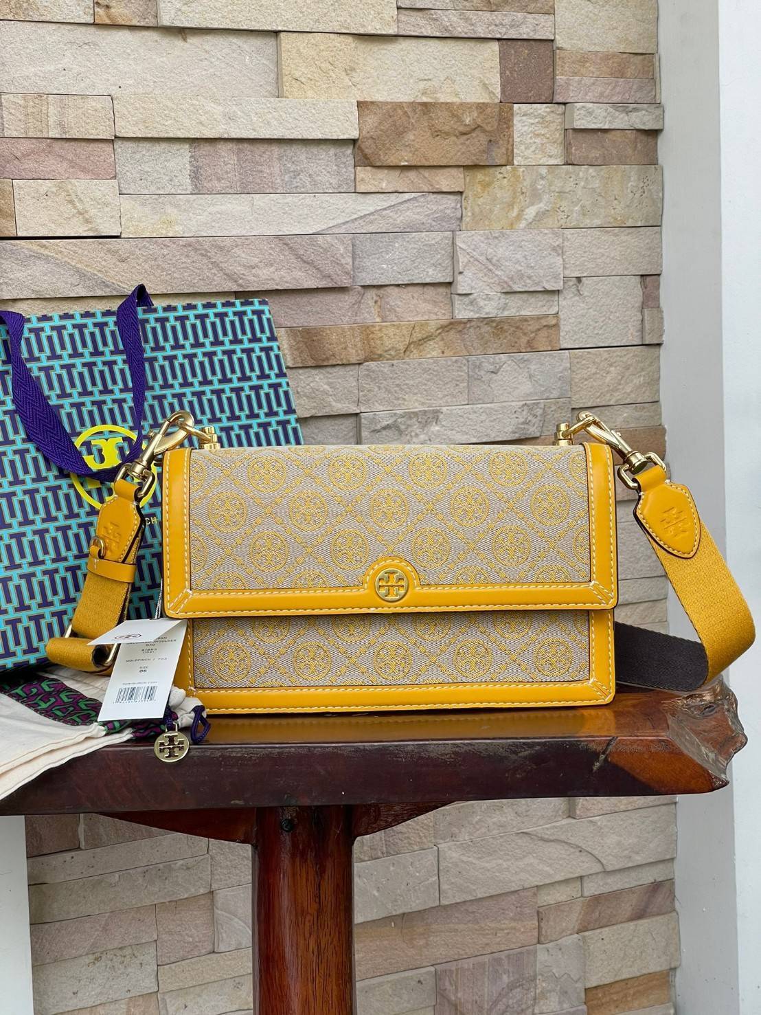 ของแท้ 💯% 】Tory burch t monogram jacquard shoulder bag คอลเลคชั่น T Monogram สำหรับคอลเลคชั่นฤดูใบไม้ผลิ 2021 เราสร้างสรรค์ลายโมโนแกรมที่ได้รับแรงบันดาลใจมาจากลวดลายการถักทอผ้าห่มของชาว Pennsylvania Dutch แบบดั้งเดิม