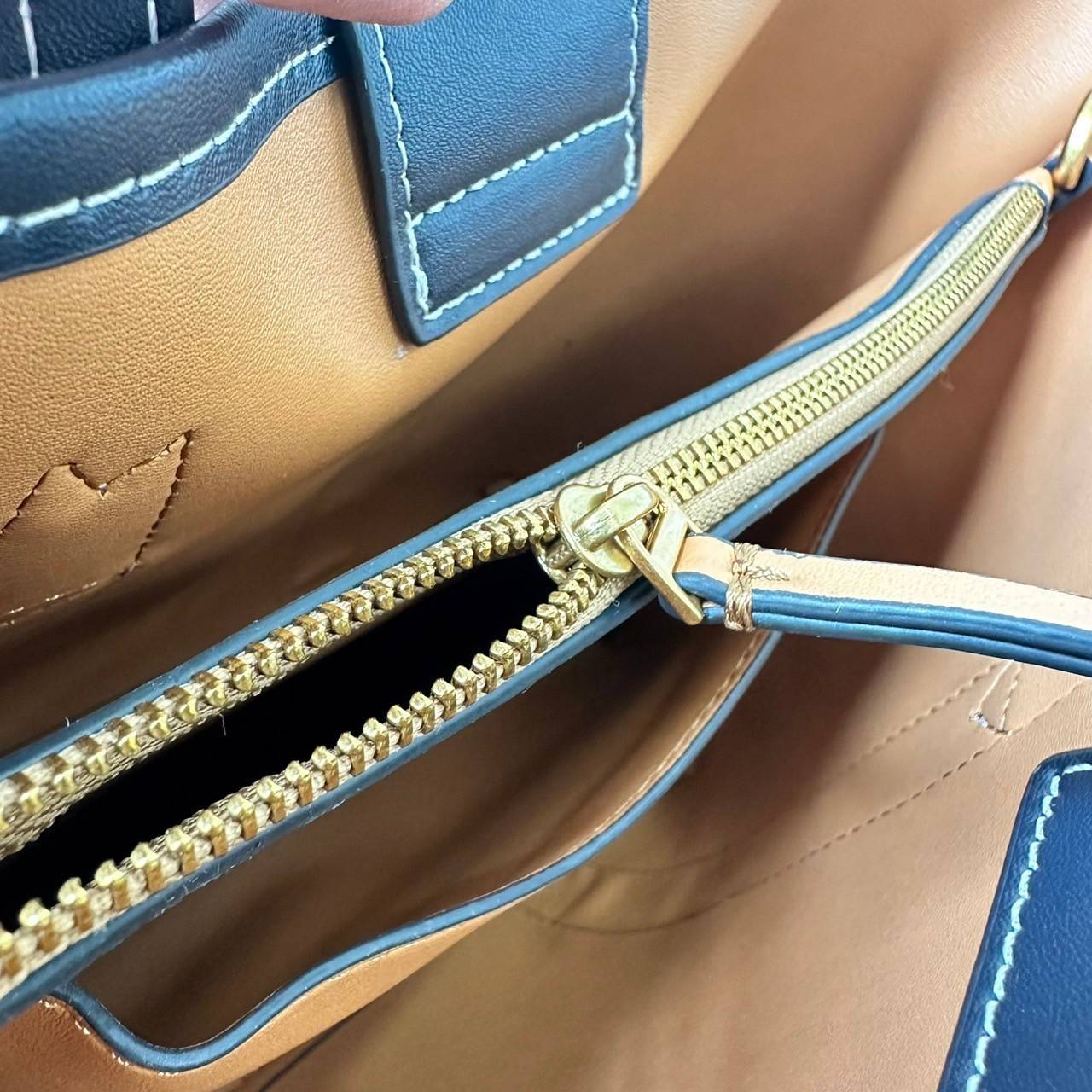 TORY BURCH PERRY DENIM TRIPLE-COMPARTMENT SMALL TOTE BAG กระเป๋าคล้องแขนและสะพายไหล่ทรงโท้ท คอลเลคชั่นใหม่ล่าสุด สวยหรู ลุคคุณนาย