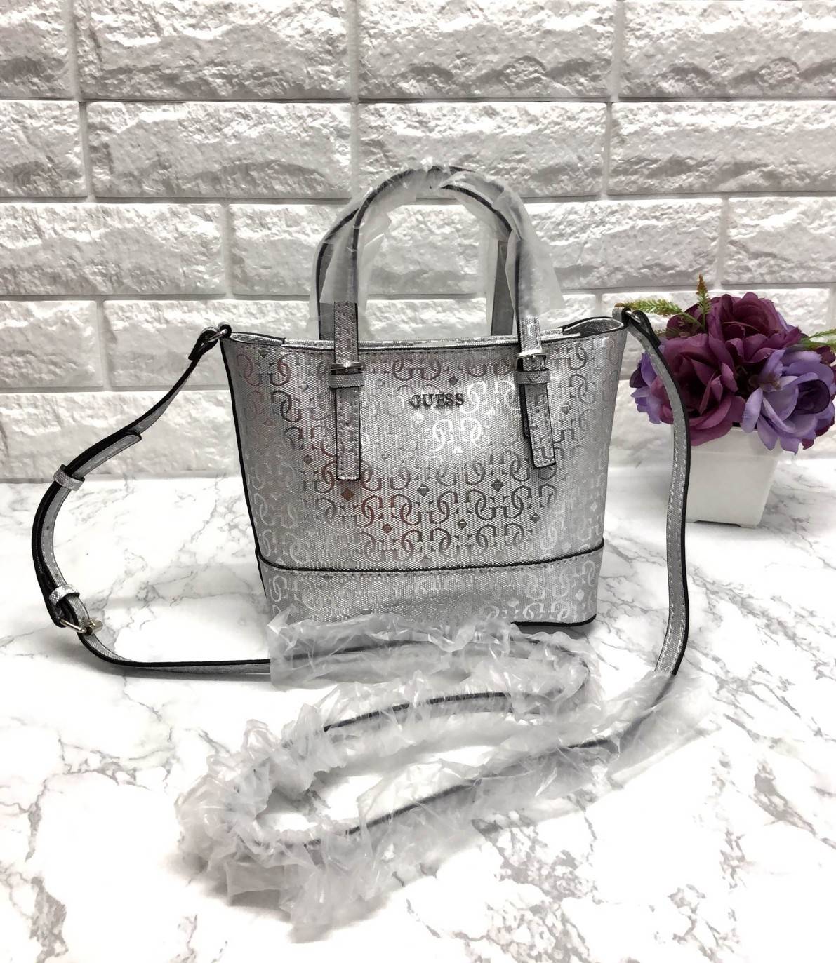 GUESS BALDWINPARK MINI CROSSBODY BAG พร้อมส่ง กระเป๋าถือหรือสะพาย วัสดุหนังแก้วอย่างดี หนังนิ่ม น้ำหนักเบา ตัวกระเป๋าลาย G ทั้งใบสวยมากค่ะ เปิดปิดกระเป๋าแบบซิป ภายในโล่ง ใส่ ipad mini ได้ มีช่องเล็กให้ใส่ของจุกจิก ซับในเป็นผ้าลายแบรนด์ สายสะพายถอดออกไม่ได