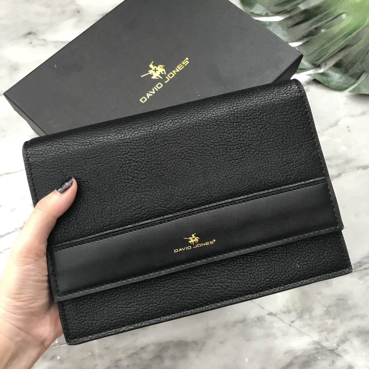 David Jones Clutch Bag กระเป๋าสะพายทรง cluth ขนาดกำลังดี วัสดุหนังวัวแท้ หนังนิ่ม ตัวกระเป๋าเปิดปิดด้วยกระดุมแม่เหล็ก ภายในมีช่องเล็กใบบัตร ด้านหลังมีอีก 1 ช่องใส่โทรศัพท์ได้ค่ะ มาพร้อมสายยาวถอดได้ สะพาย crossbody ได้ค่ะ คุ้มค่าคุ้มราคา