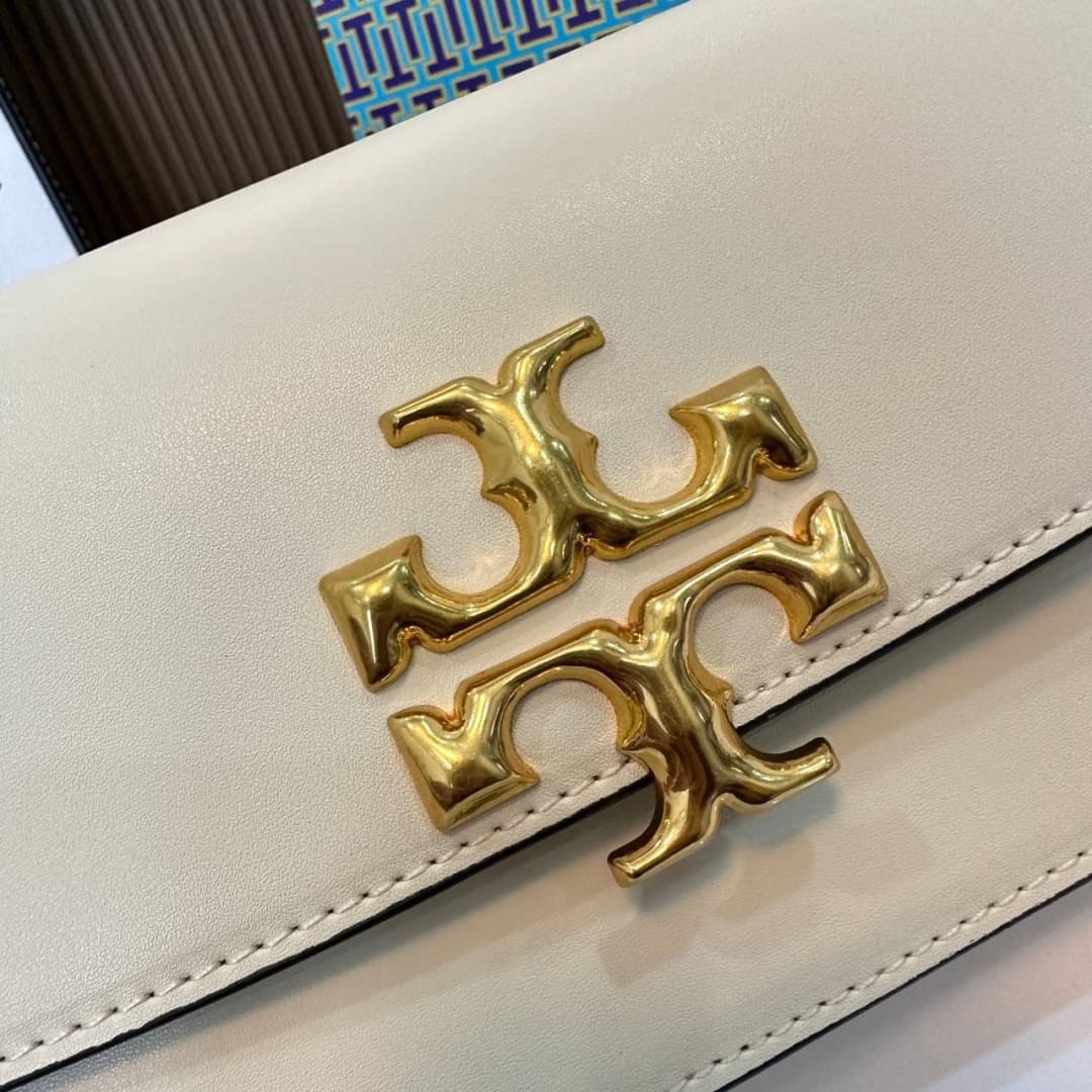 TORY BURCH ELEANOR SMALL LONG CONVERTIBLE SHOULDER กระเป๋าสะพายทรงยาว E/W Eleanor Convertible สูดหรู ดูแพง หนังแท้ เรียบสวยหรู โดดเด่นด้วยป้ายโลโก้สีทอง ลาย Double T อันเป็นเอกลักษณ์ ภายในช่องโล่งกว้างสามารถใส่โทรศัพท์ได้ทุกรุ่น สามารถใส่กระเป๋าสตางค์ใบยา
