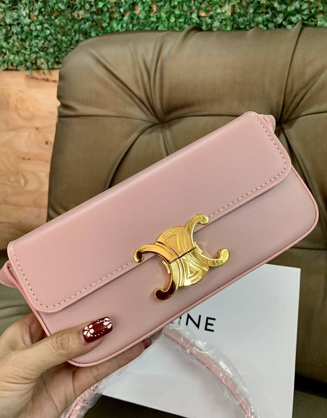 CELINE TRIOMPHE SHOULDER BAG VIP GIFT WITH PURCHASE-GWP พรีเมี่ยมกิ๊ฟ Limited Edition จาก CELINE PERFUME DUTY FREE COUNTER วัสดุหนังแกะสังเคราะห์เรียบ ดีไซน์ยอดนิยมสไตล์สาว LISA ทรงเหลี่ยมสวยหรูอยู่ทรง