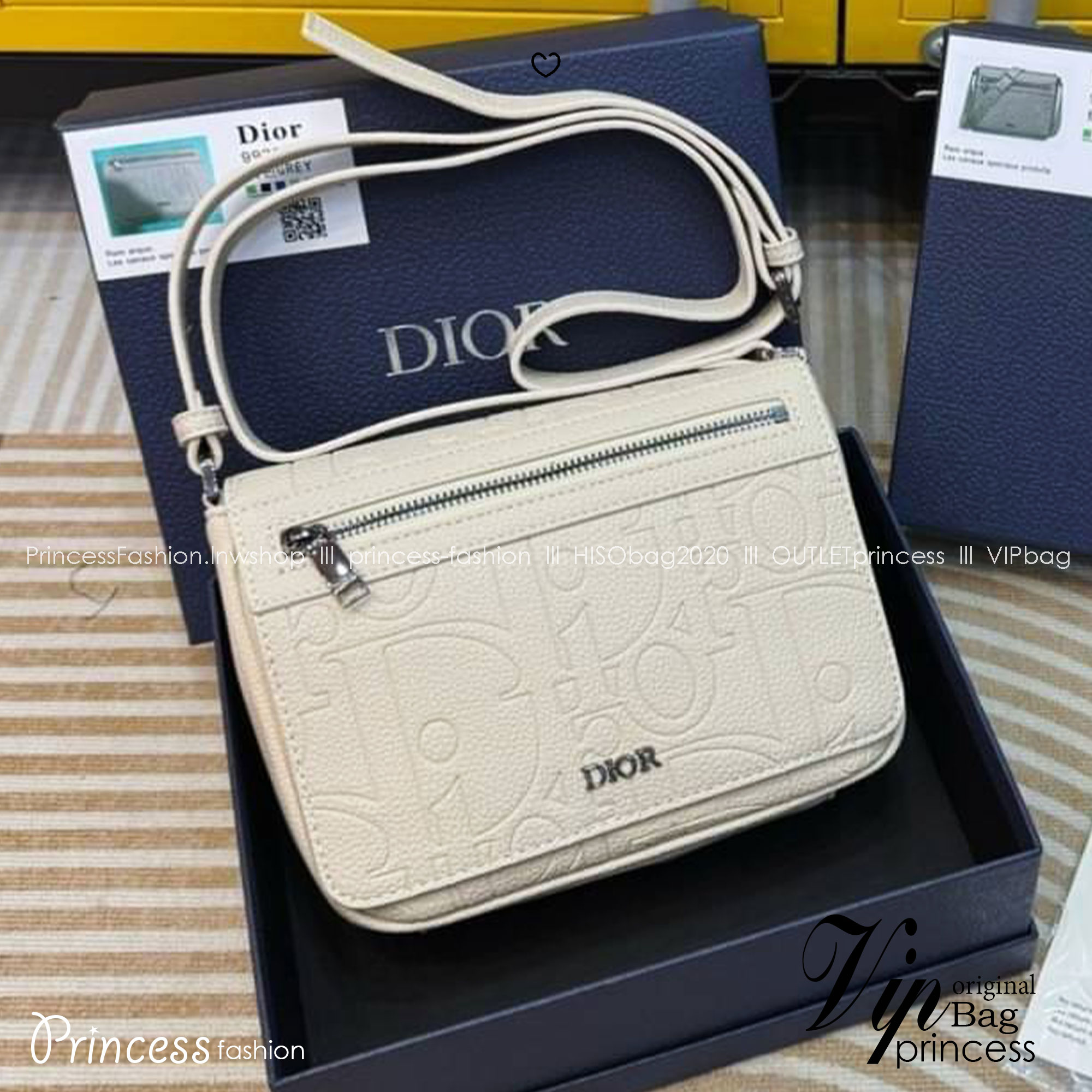 DIOR Messenger Bag with Flap กระเป๋าสะพายทรงแมสเซ็นเจอร์ รูปทรงใหม่ทันสมัย ปั้มลายแบรนด์สง่างามเหนือกาลเวลา ใหม่ล่าสุด ไอเท็มที่หนุ่มๆต้องไม่พลาด -- [รับตัวแทนกระเป๋า]