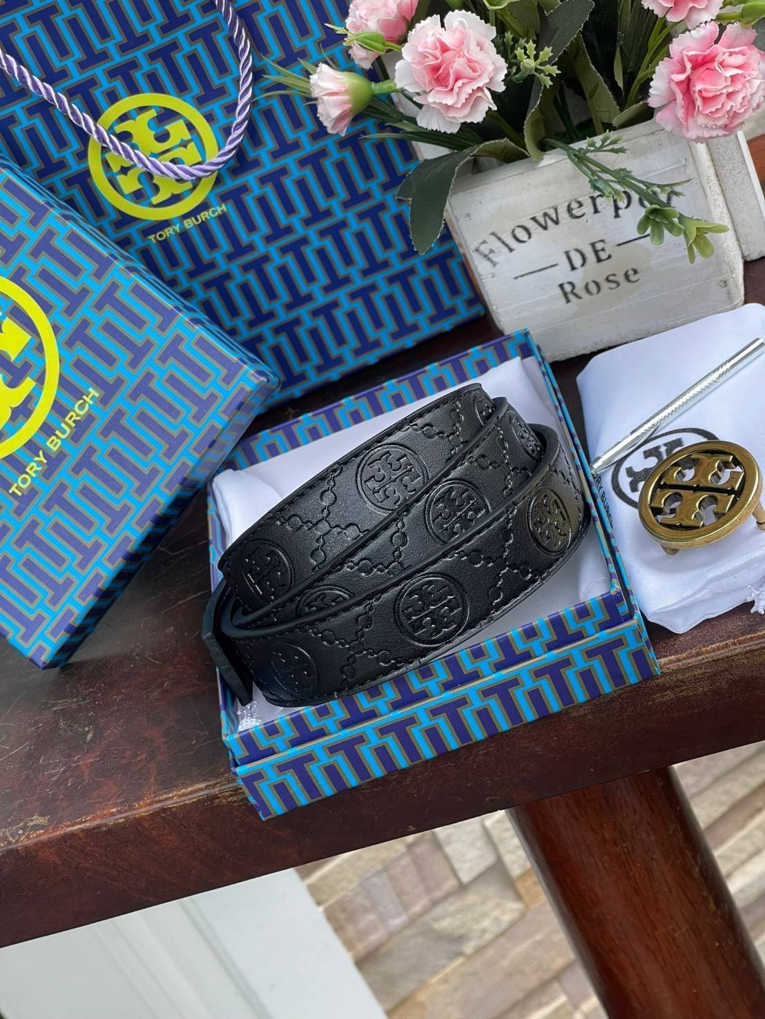 Tory burch Midnight with Tag Logo Monogram Embossed Leather Belt เป็นเข็มขัดที่ตอบโจทย์ของคุณได้อย่างลงตัวทุกสไตล์การแต่งตัว ไม่ว่าจะใส่คู่กับเดรสหรือกางเกงยีนส์ก็ดูดีทีเดียว เพราะหัวเข็มขัดโดดเด่นด้วยดีไซน์ทรงกลมรูป Double T ที่เป็นสัญลักษณ์ประจำแบรนด์ ส