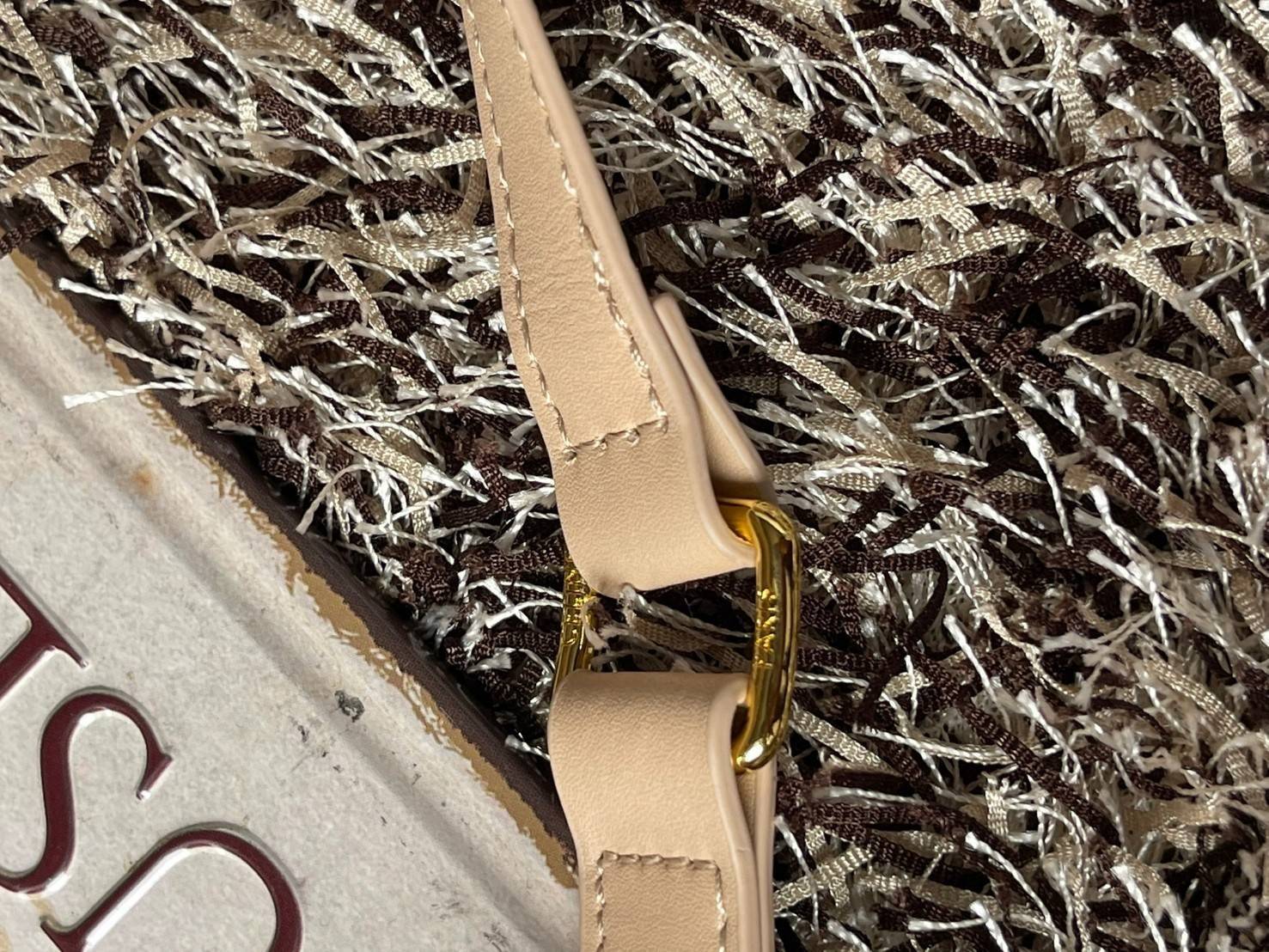 CELINE TRAPEZE TRIOMPHE BAG ดีไซน์เรียบหรู Timeless โดดเด่นมีเอกลักษณ์ ใช้ได้หลายโอกาส แมทช์กับการแต่งตัวง่าย จึงครองใจสาว ๆ ได้ไม่ยาก โดยเป็นกระเป๋าสะพายไหล่ที่อัดแน่นด้วยกลิ่นอายความคลาสสิกและหรูหราตามแบบฉบับของ Celine ด้านหน้าตกแต่งด้วยโลโก้สีทองโดดเด่