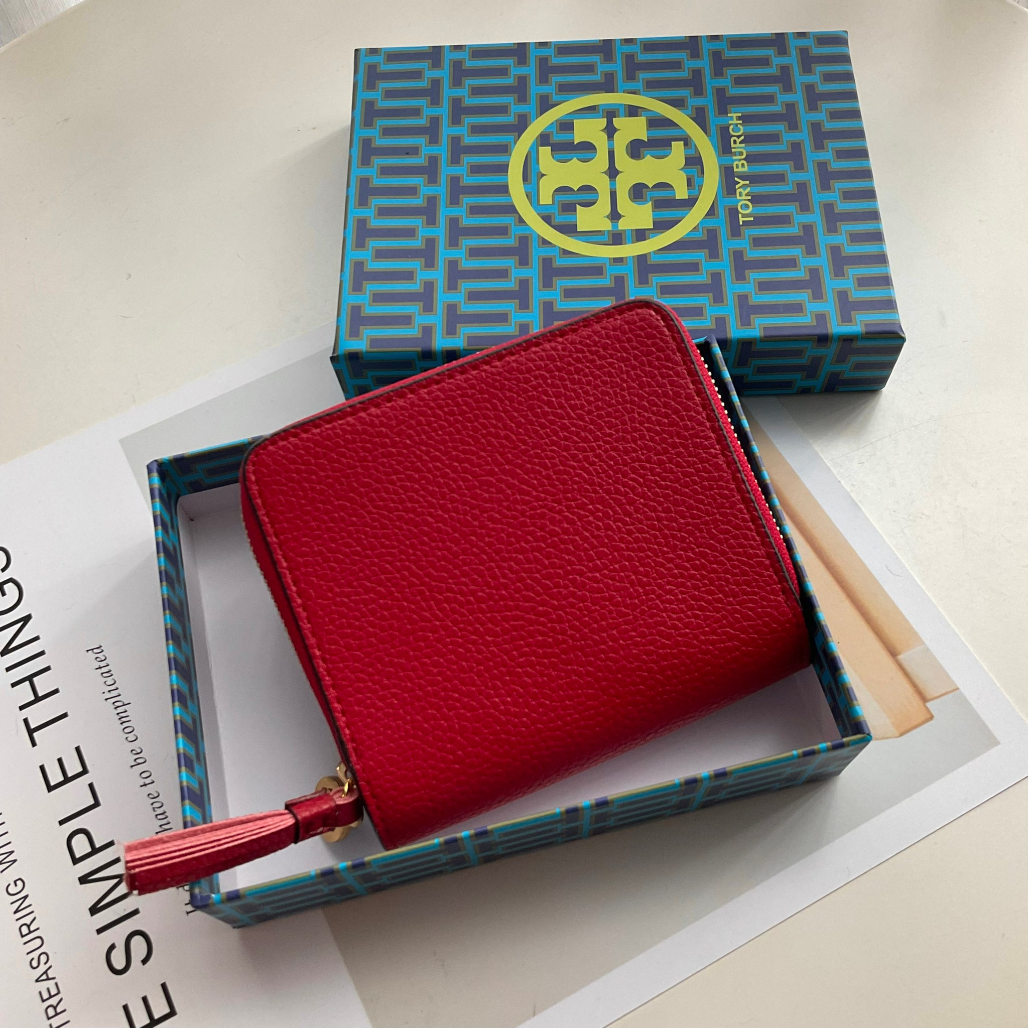 TORY BURCH LEATHER SMALL WALLET คอลเลคชั่นปีชวดจาก Tory มาในแบบกระเป๋าสตางค์ทรงสั้น เปิดใช้งาน2ด้าน มีทั้งด้านช่องซิปใส่เหรียญ และอีกด้านที่ใส่การ์ดได้มากถึง8ใบ มีช่องใส่ธนบัตร ภายในแต่งสี multi-color ดูมีสีสัน วัสดุ Simulation leather นิ่มสบายมือมีความเป