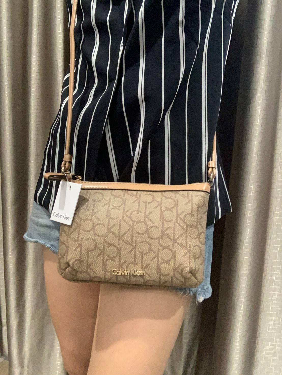 Calvin klein mini crossbodyBag กระเป๋าสะพายทรงครอสบอดี้ มีลายแบรนด์เป็นซิกเนเจอร์รอบใบทั้งภายในและภายนอก เปิดปิดด้วยซิปเดียวใช้งานง่าย ใบมินิน่ารัก ใส่ธนบัตร บัตรต่างๆ เครื่องสำอางค์ของจุกจิกได้ ต้องมีสะพาย นับเป็นตัวเลือกที่น่าสนใจสำหรับคนที่กำลังมองหากร