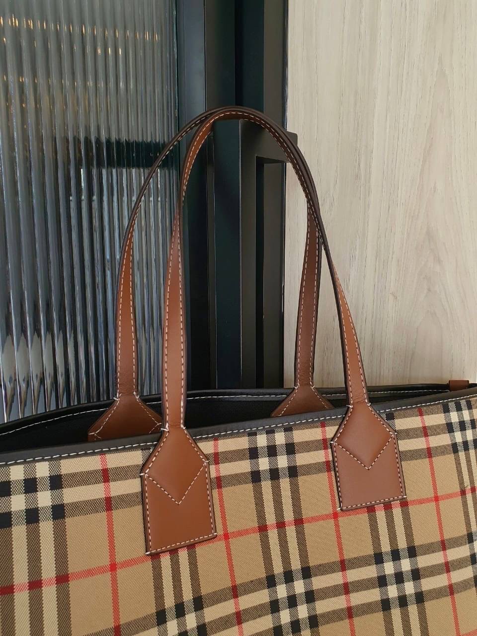 Burberry Tote Bag / Burberry Label Print Large London Tote Bag In Crema / BURBERRY LARGE LONDON TOTE BAG IN WHITE กระเป๋าสะพายไหล่ทรงช้อปปิ้ง ทรงคลาสสิค ฮิตตลอดกาล ตัวกระเป๋าวัสดุหนังผ้าแคนวาส ตัดหนัง