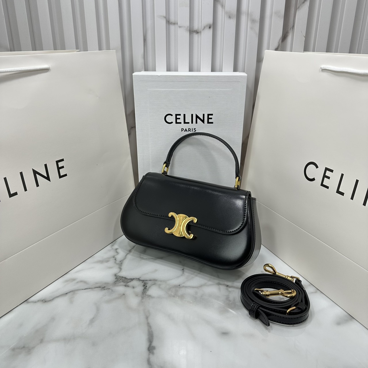 ORI หนังแท้ | CELINE TEEN CELINE LOLA IN shiny calfskin กระเป๋าสะพายทรงคลัช หนังเรียบผิวสัมผัสนุ่มลื่น คอลเลคชั่น Essentials เหนือกาลเวลาสำหรับผู้หญิงและผู้ชาย