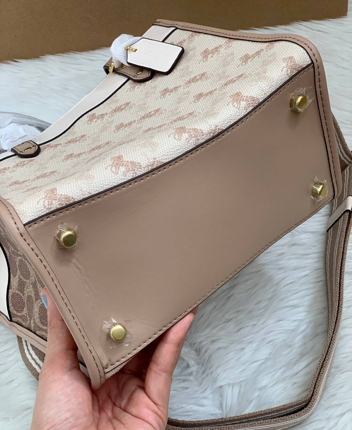 COACH FIELD TOTE 22 WITH HORSE AND CARRIAGE PRINT พร้อมส่งความสวยค่ะ! กระเป๋าทรง Tote หนังแท้อย่างดี นิ่มมือดีมากๆค่ะ ตัวกระเป๋าปริ้นลายรถม้าทั้งใบตัดขอบลายCด้านข้างได้อย่างสวยงามทีเดียว ปากกระเป๋าเปิดปิดแบบกระดุมแม่เหล็ก ภายในกว้างใส่ของจำเป็นได้ครบ มีช่