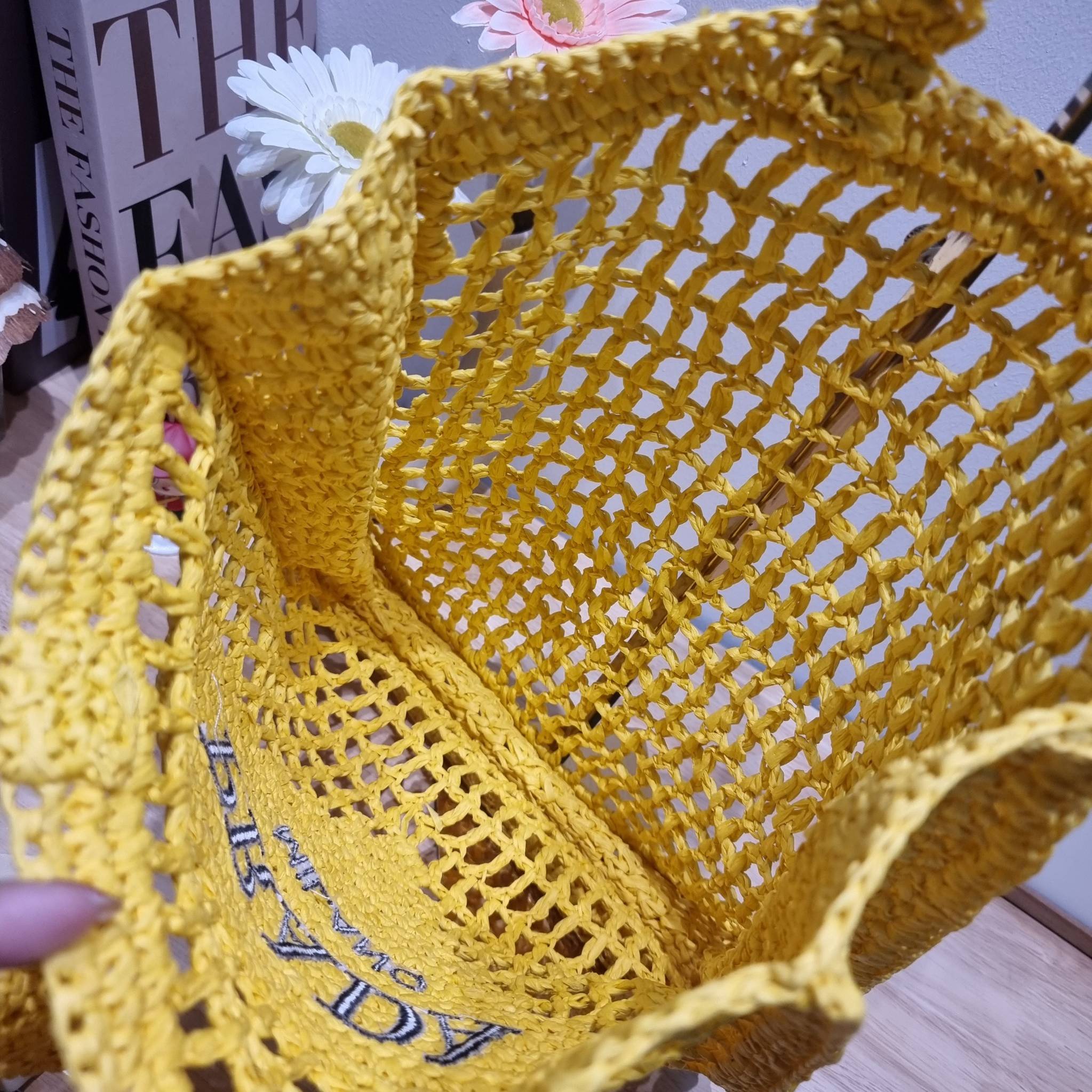 PRADA RAFFIA TOTE BAG สวยไม่ซ้ำใคร สไตล์บีช เหมาะมากกับการสะพายไปเที่ยวทะเล หรือจะใช้ในวันสบายๆก็ตอบโจทย์ กับกระเป๋าสะพายสานใบใหญ่ ตัวกระเป๋าเป็นวัสดุสังเคราห์จากธรรมชาติ