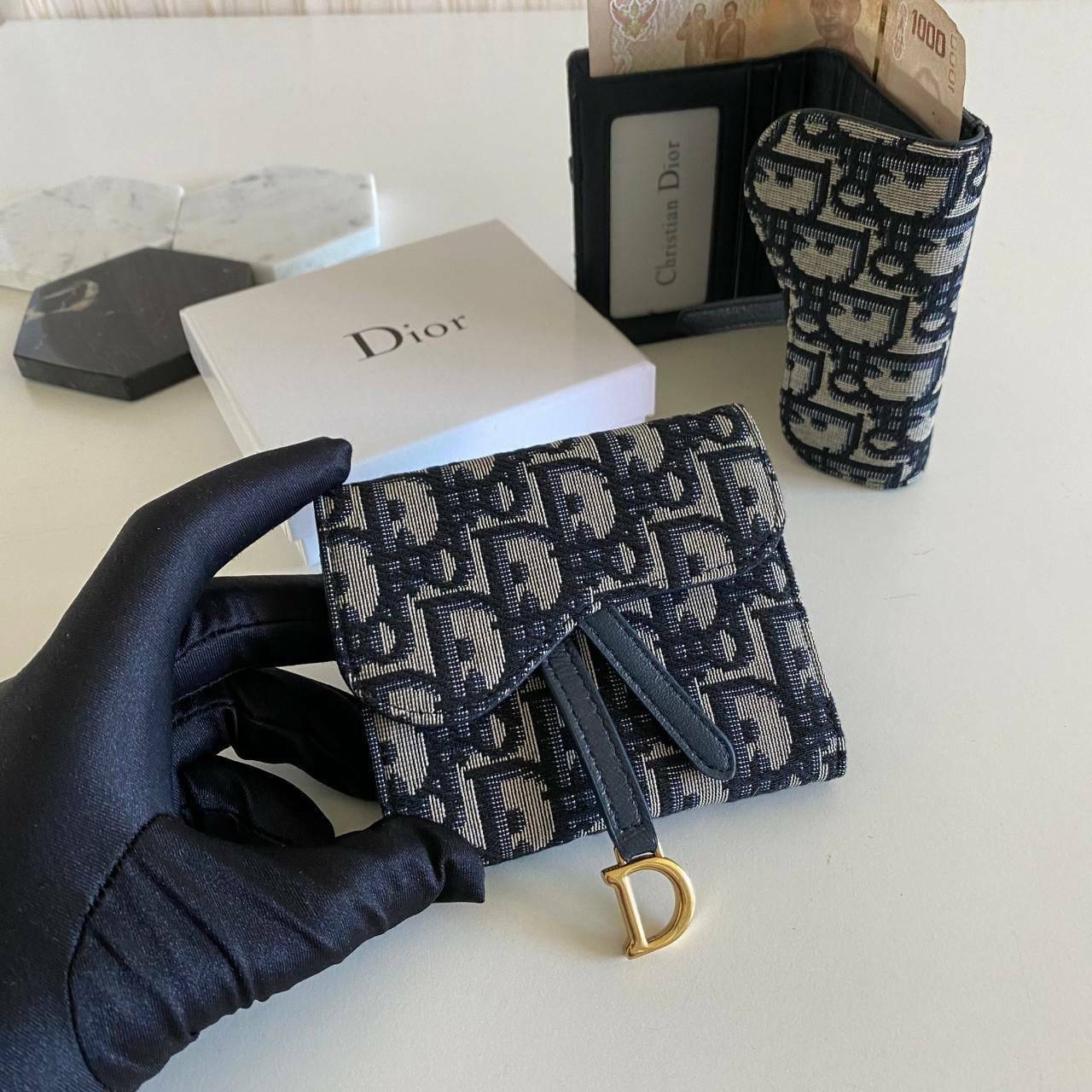 VIP 】DIOR WALLET MONOGRAM กระเป๋าสตางค์ 3 พับ วัสดุหนังแท้ และผ้า Jacquard อย่างดี ทอสวยงามที่สุด ผสมผสานความสง่างามและคลาสสิกที่เข้ากับยุคสมัย ด้านหน้าโดดเด่นด้วยซิกเนเจอร์ของ Christian Dior อะไหล่สีทองอ่อน เงางาม เป็นอีกหนึ่งรุ่นที่ดาราเชเลปใช้กันเยอะมา