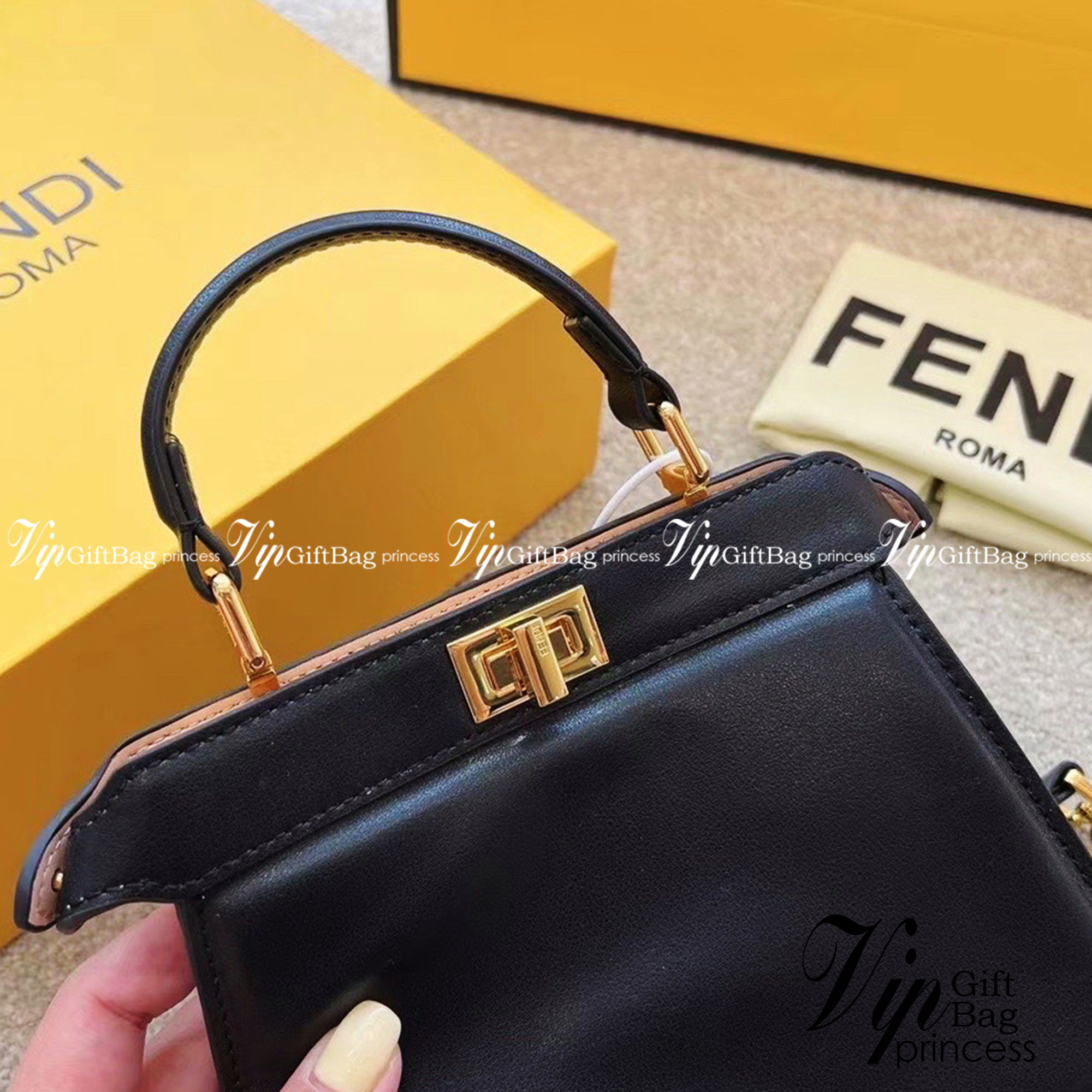 FENDI peekaboo 20cm เกระเป๋าสะพายเฟนดิ คลาสสิกตามแบบฉบับแบรนด์ สวยไฮโซมากแม่ สุดฮิตรุ่น Peekaboo ขนาดกำลังดีหนังเรียบสีพื้นมาใหม่ สวยหรูดูไฮโซ มาพร้อมสายสะพายยาวถอดออกถือได้ วัสดุคุณภาพอย่างดี ขนาดกะทัดรัดและดีไซน์ที่เรียบหรู