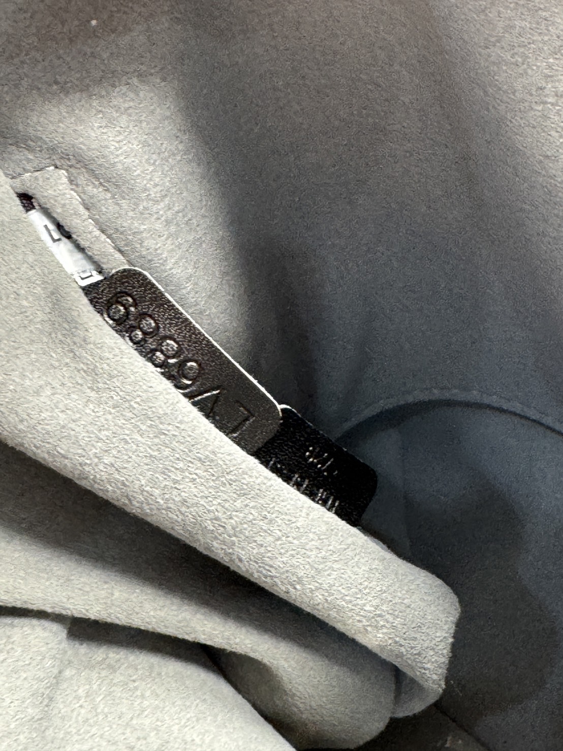 LV Dauphine 30 Monogram Denim Bag กระเป๋าสะพายทรงสวยใบใหญ่คลาสสิกเดนิมซีดสไตล์วินเทจ ปั้มนูนโลโก้ลายโมโนแกรม ใหม่ล่าสุด ส่งท้ายปีแบบสุดหรู กับกระเป๋าสะพายลุคคุณนาย