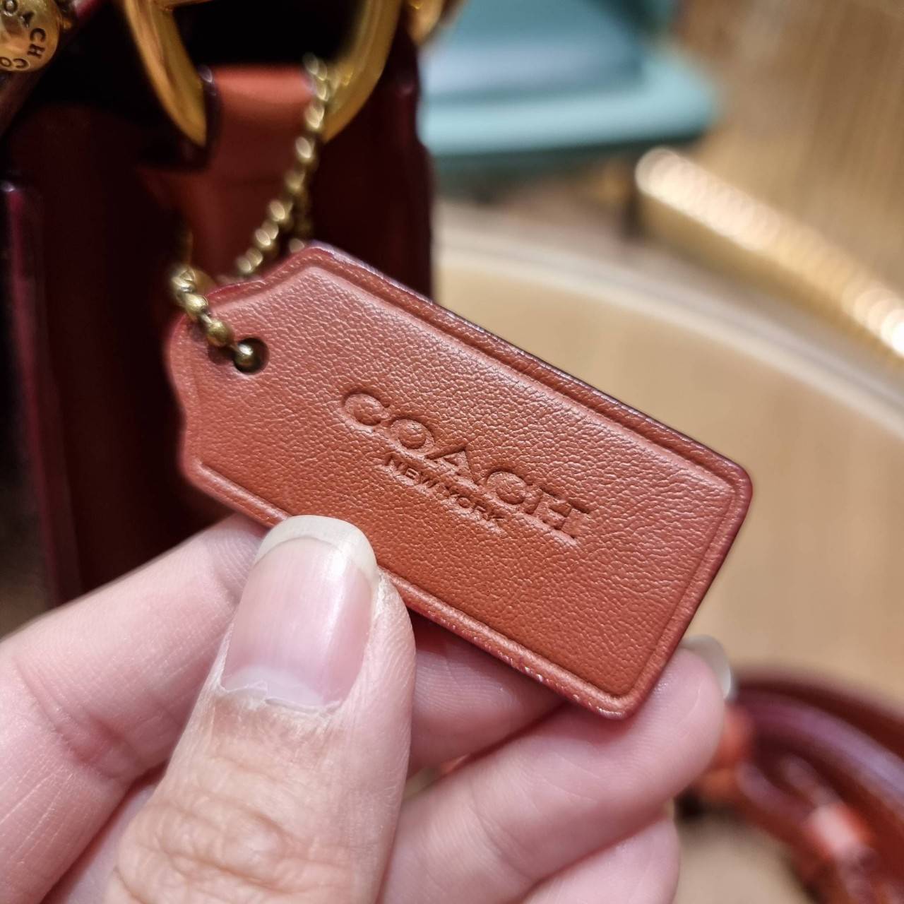 COACH C2418 BEAT SHOULDER IN SIGNATURE CANVAS WITH HORSE AND CARRIAGE PRINT กระเป๋าสะพายดีไซน์เลิศสุดหรู ปังกับดีเทลที่สุดใบนี้ เพราะมาพร้อมสายถึง 3 แบบ สลับใช้ไปรัวๆ หลากหลายไม่จำเจ สวยได้ทุกวัน เปิด-ปิดด้วยกระดุมแน่นหนา ภายในเป็นช่องโล่ง แบ่งสัดส่วน ใส่