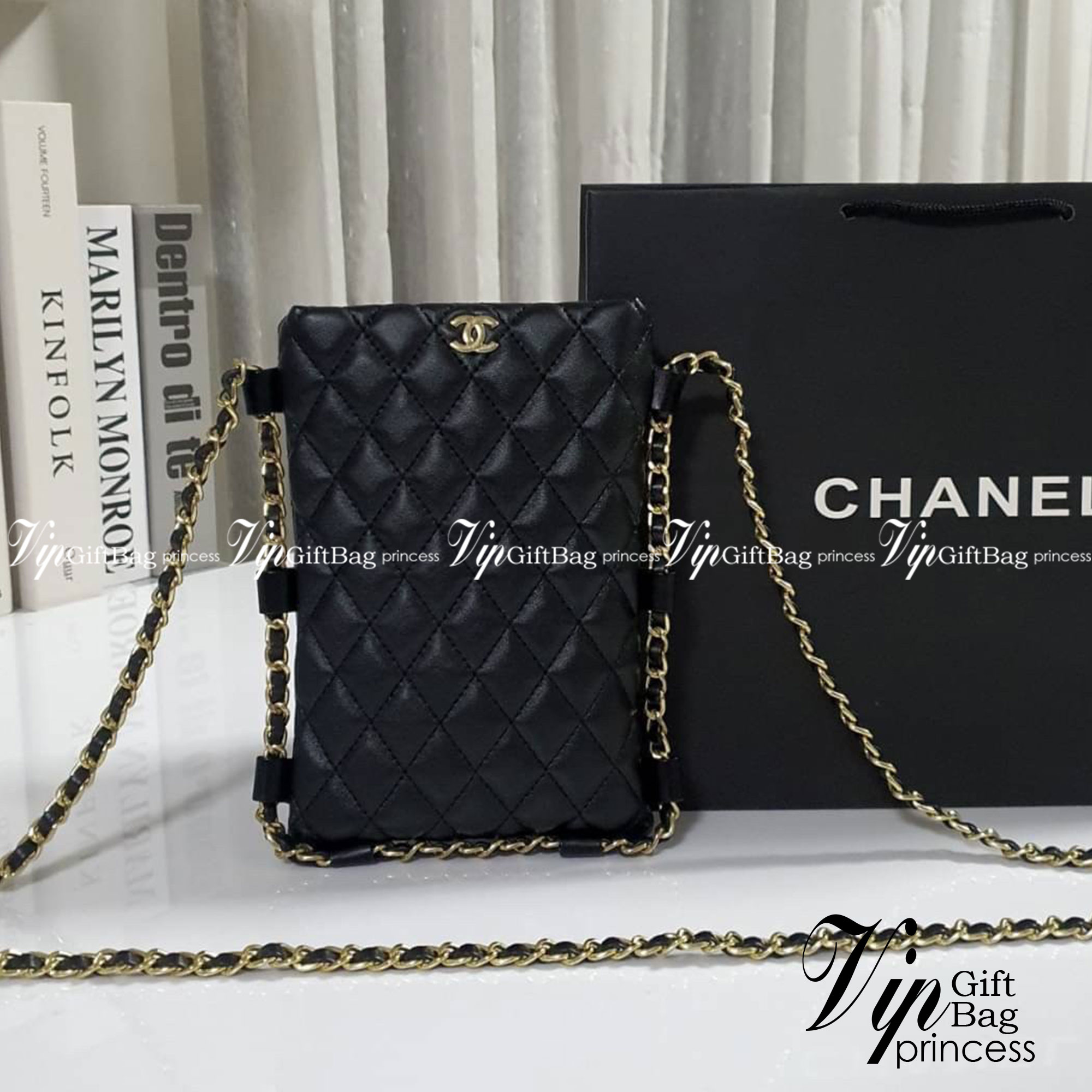 Chanel classic mini quilted with leather chain / CHANEL VIP GIFT CROSSBODY CHAIN BAG / Chanel Phone Bag กระเป๋าทรงสะพายข้าง ที่กำลังมาแรงมาในตอนนี้ ตัวกระเป๋าเป็นกระเป๋าสตางค์หนังพียูพรีเมี่ยม อะไหล่ทองทั้งใบ ด้านหน้าประดับโลโก้ CC สุดหรู