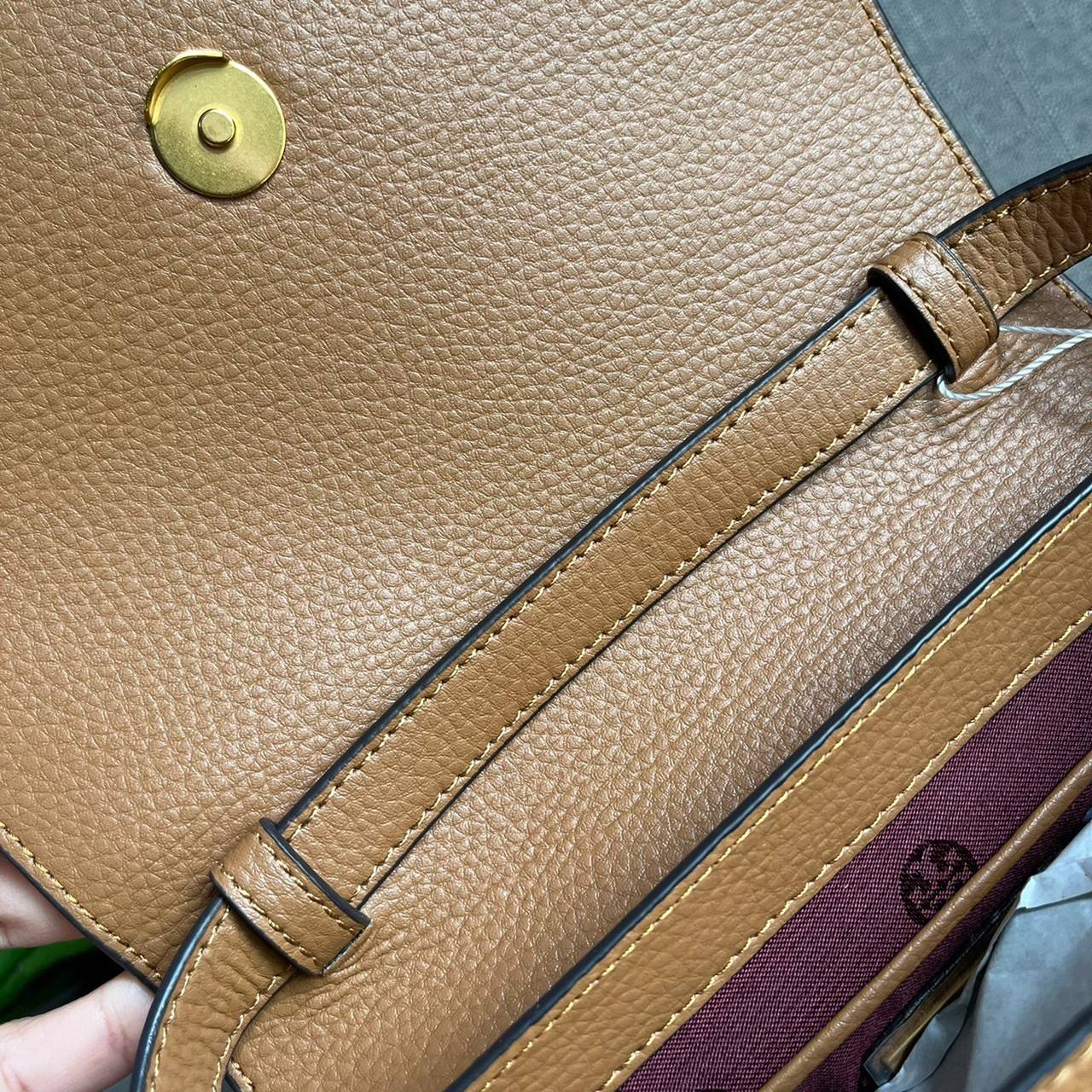 TORY BURCH BRLTTEN SMALL SADDLE BAG / Tory Burch Britten Flap Shoulder Bag กระเป๋าสะพายข้าง วัสดุหนังแกะแท้ ด้านหน้าประดับโลโก้แบรนด์ เปิด-ปิดกระเป๋าแบบกระดุมแป็กแม่เหล็กแน่นหนา ภายในมีช่องหลัก ใส่กระเป๋าเงินใบกลาง มือถือได้ทุกรุ่น มีช่องแยกใส่ของจุกจิกอี