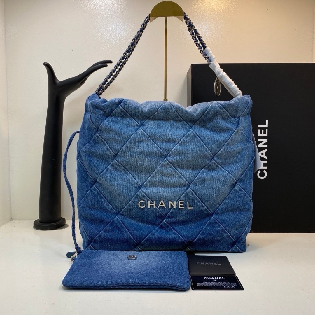 35cm Chanel 22 Denim Bag / Chanel Tote Bag กระเป๋าสะพายทรงโท้ทเดนิม ยีนส์ เท่ๆ คูลๆ งานเดนิมฟอกดีเทลความสวยมาก เป็นทรงโท้ทที่ได้รับการตอบรับดีมาก เกินต้านที่สุดกับไอเท็มนี้