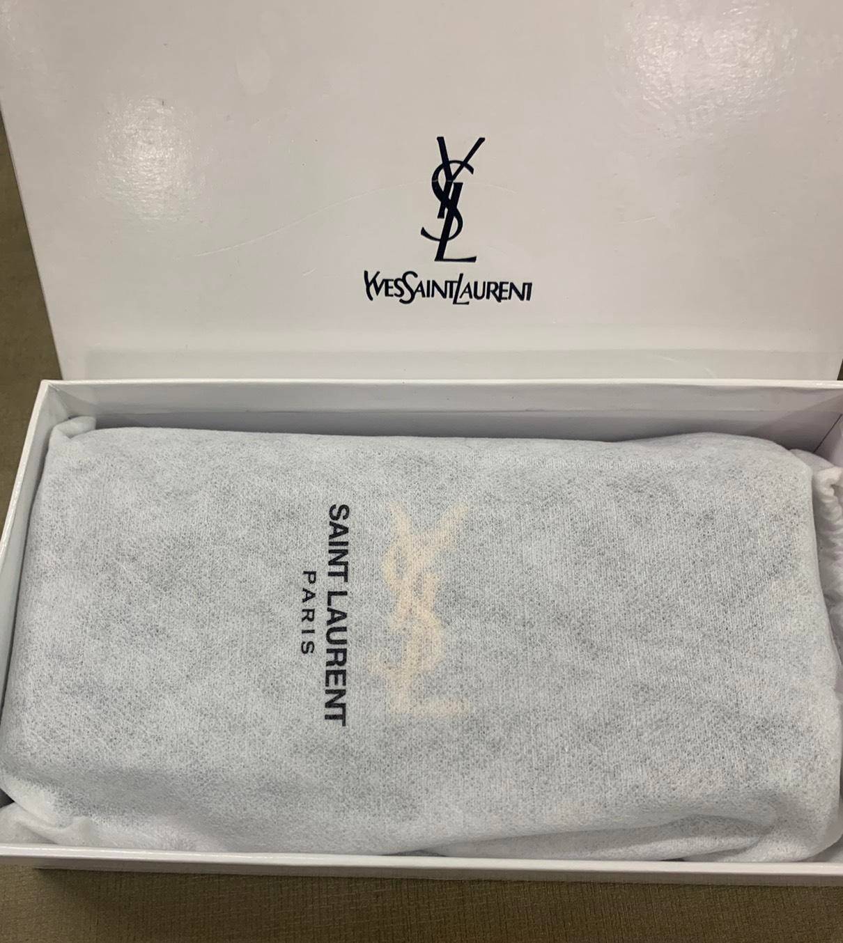 กระเป๋าสตางค์ใบยาว SAINT LAURENT YSL BAG VIP GIFT WITH PURCHASE (GWP) พรีเมี่ยมกิ้ฟ Limited Edition จาก YSL DUTY FREE COUNTER วัสดุหนังแกะหนังเคราะห์ ตกแต่งลวดลายหนังจรเข้ หนังขึ้นรูปเงาสวย ทรงหรู ดูดีมากๆค่ะ น้ำหนักเบา จับถนัดมือ
