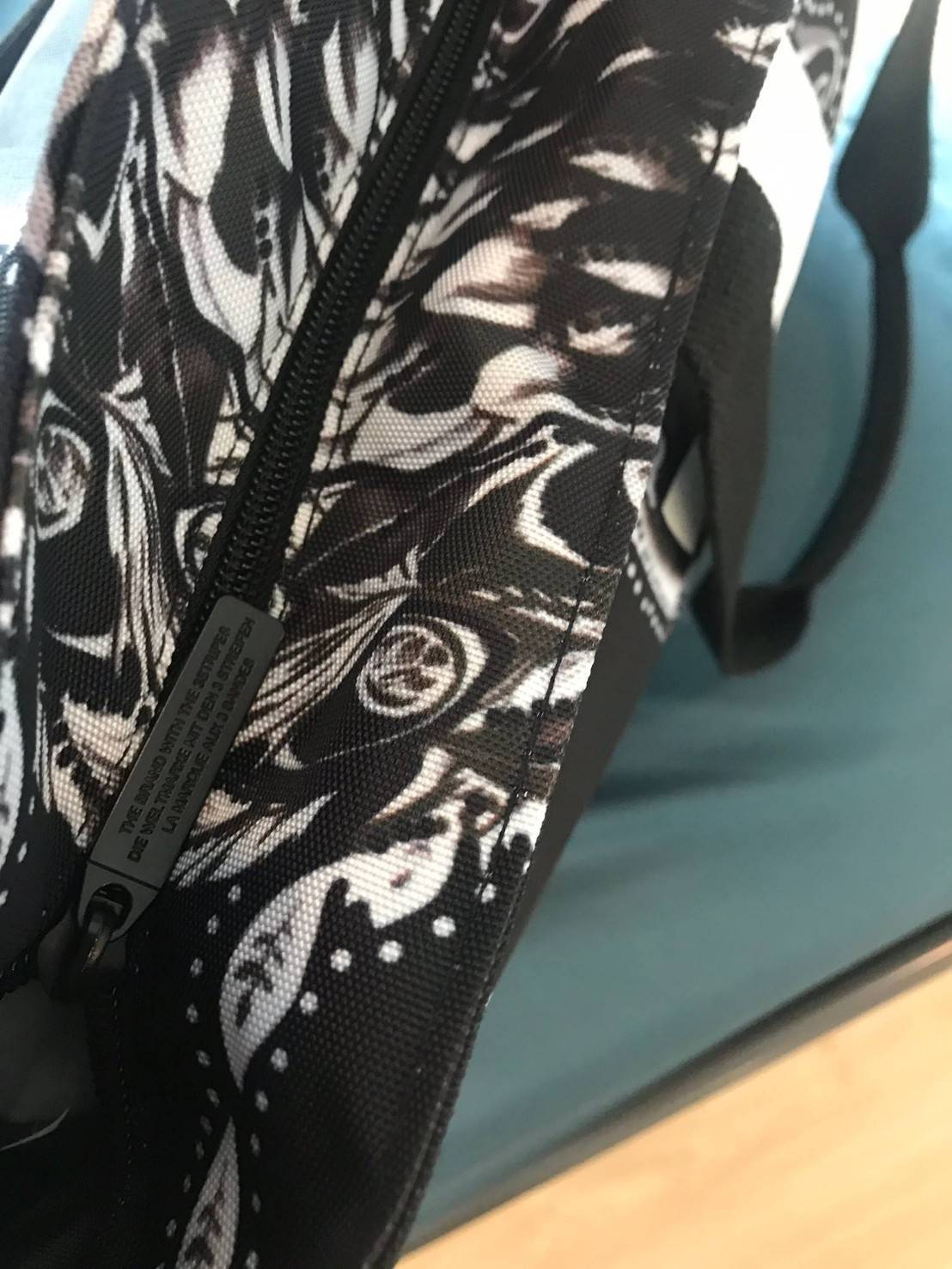 Adidas Original Large Tote Bag กระเป๋าสะพายทรง Tote หรือทรง shopping ใบใหญ่จาก Adidas Factory Outlet วัสดุ Nylon & Polyester 100% เนื้อนิ่มคุณภาพดี น้ำหนักเบาใบใหญ่จุได้เยอะ เปิดปิดด้วยซิปเดียวด้านบน หัวซิปปั้มโลโก้ ภายในมีช่องซิป แยกเก็บของสำคัญ และช่องใ