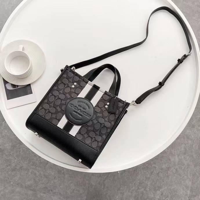 OUTLET 】COACH DEMPSEY TOTE 22 IN SIGNATURE JACQUARD WITH STRIPE AND COACH PATCH (COACH C7083) SILVER/BLACK SMOKE BLACK MULTI สีใหม่ น่าใช้อีกแล้ววว โทนดำคลาสสิกมากๆค่ะ กระเป๋าTOTE ทรงฮิตขนาดกำลังดี มีสายสะพายยาว ถอดได้ ปรับระดับได้ //ลุคไหนๆจัดว่าเกิดทุกง
